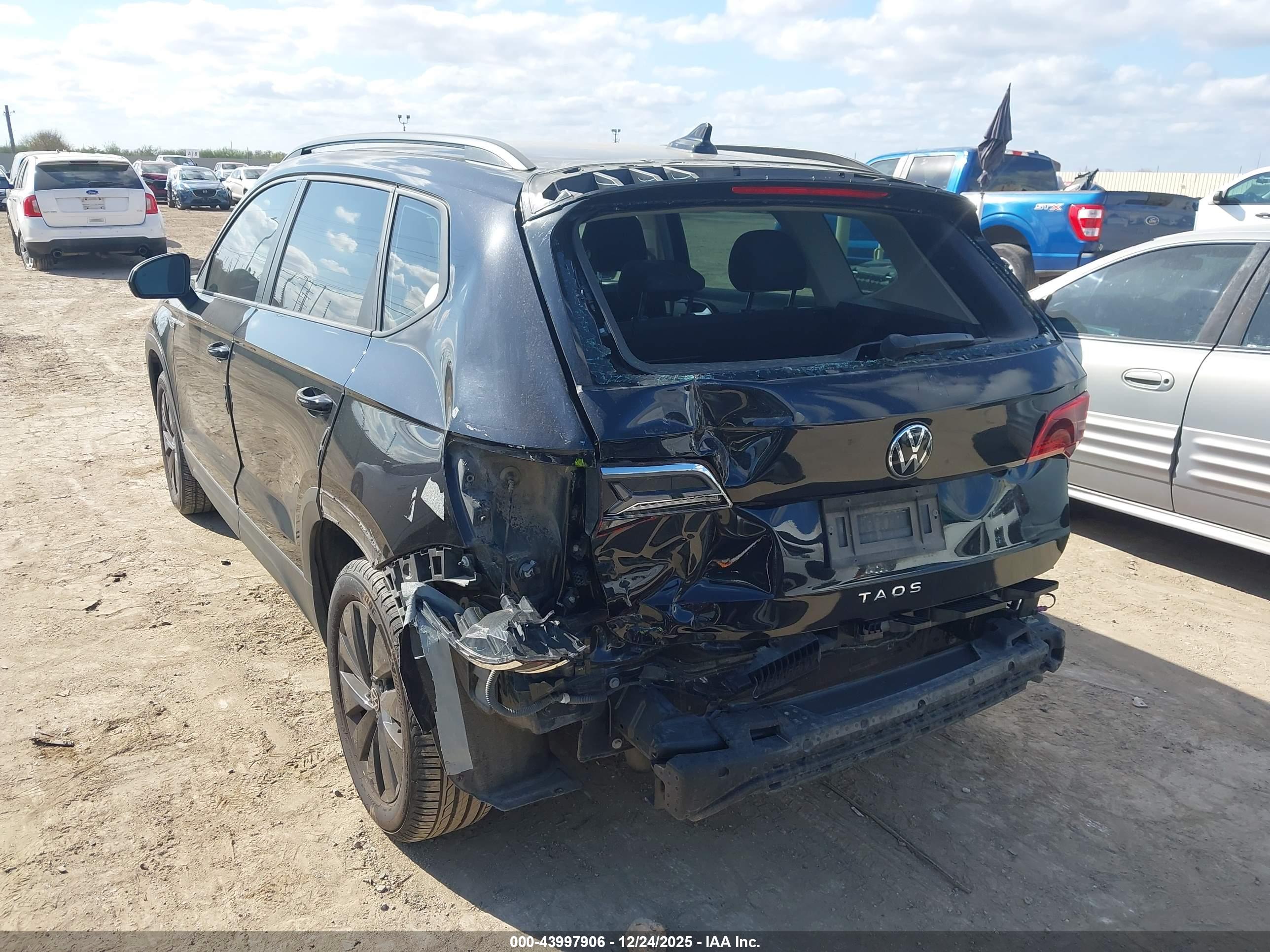 VOLKSWAGEN TAOS image 3