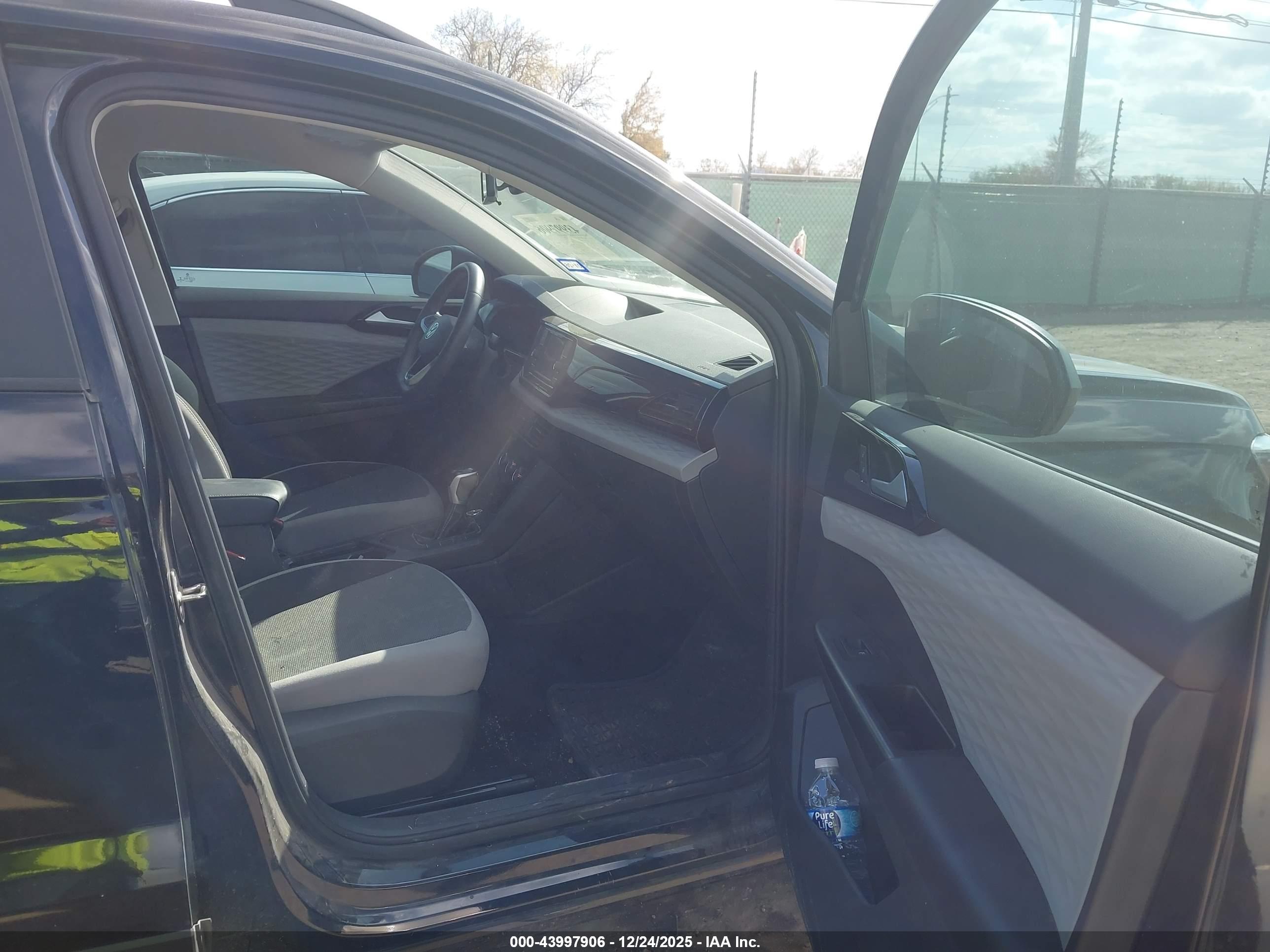 VOLKSWAGEN TAOS image 5