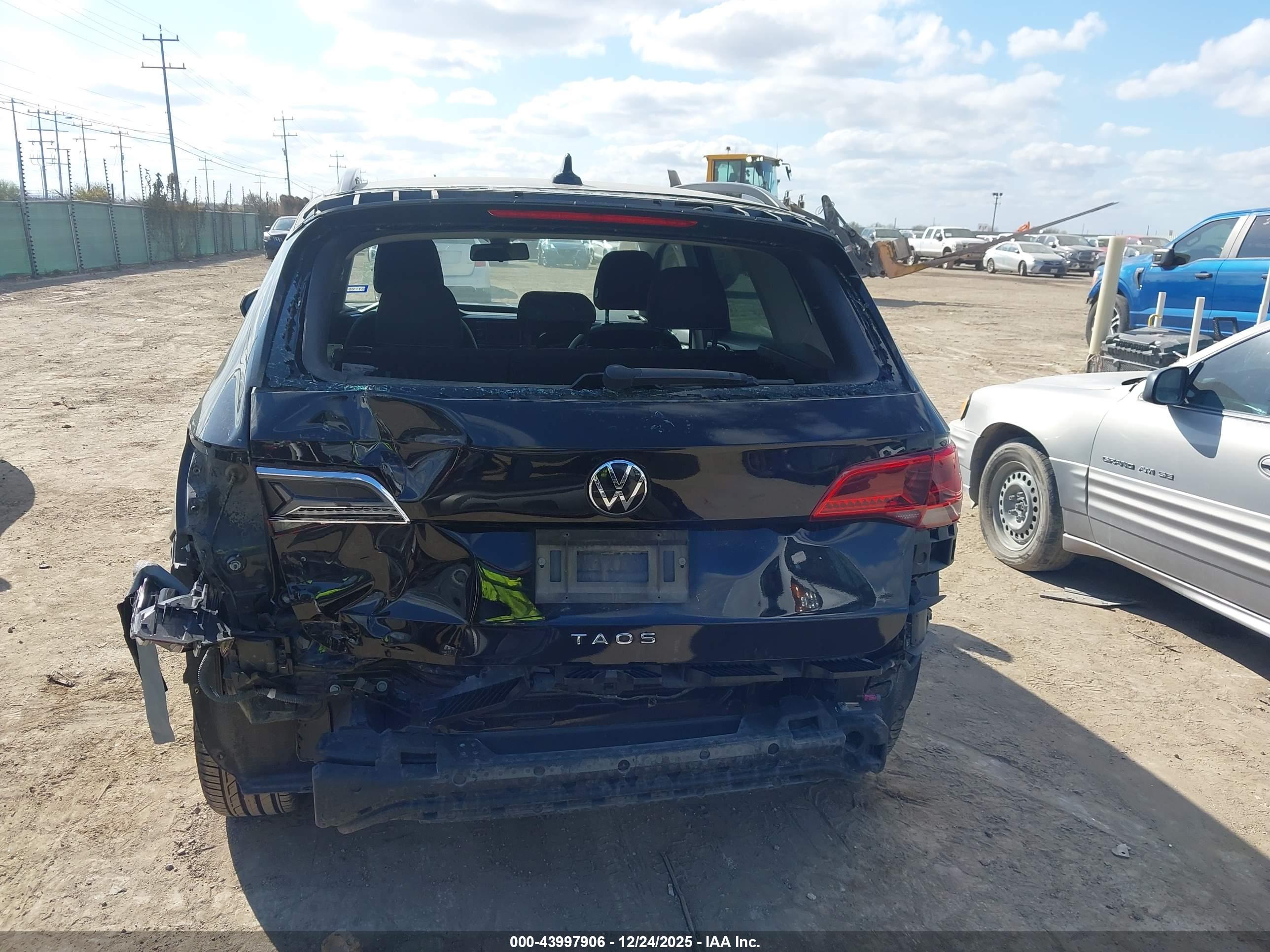VOLKSWAGEN TAOS image 6
