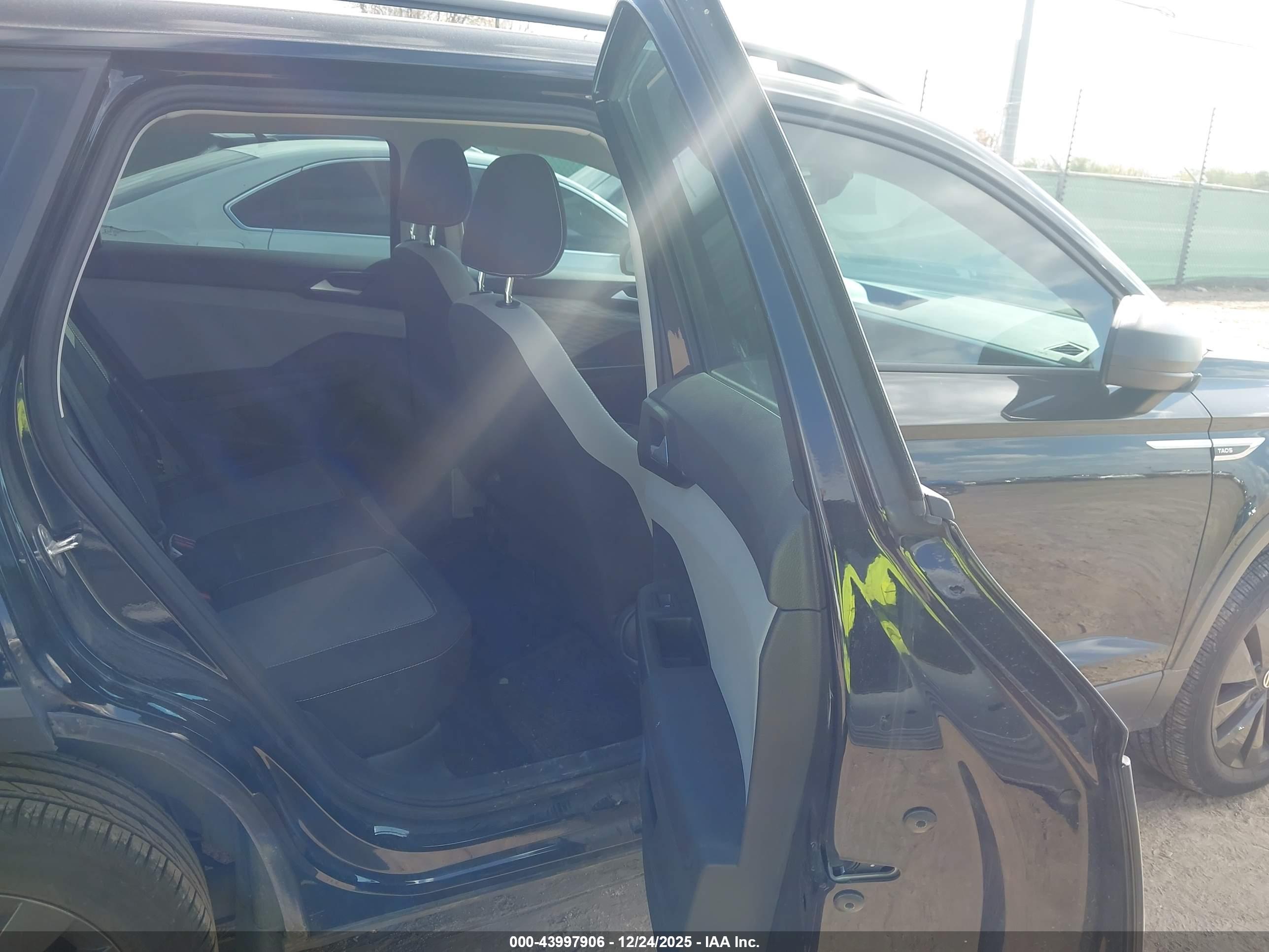 VOLKSWAGEN TAOS image 8