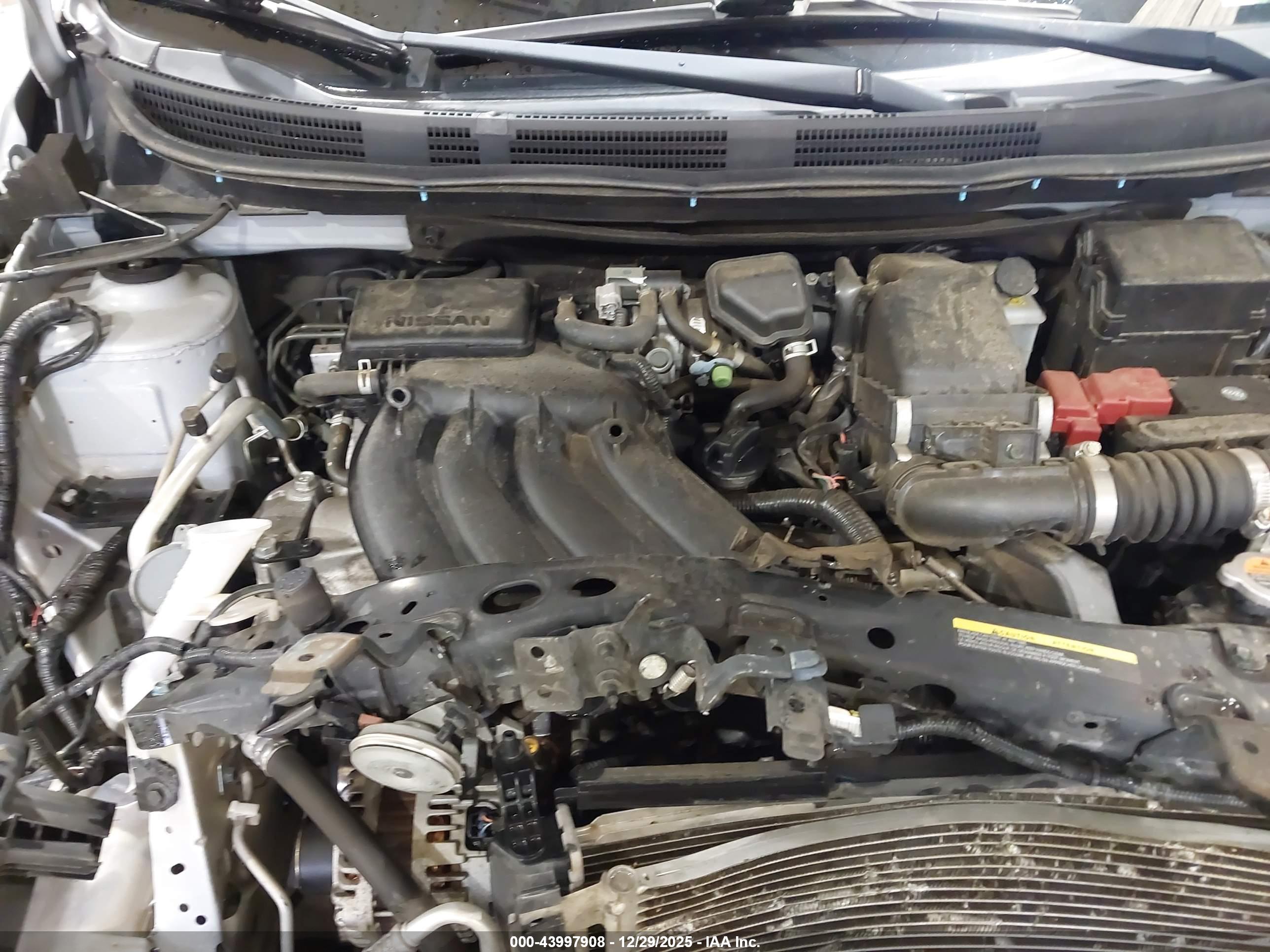 NISSAN VERSA image 10