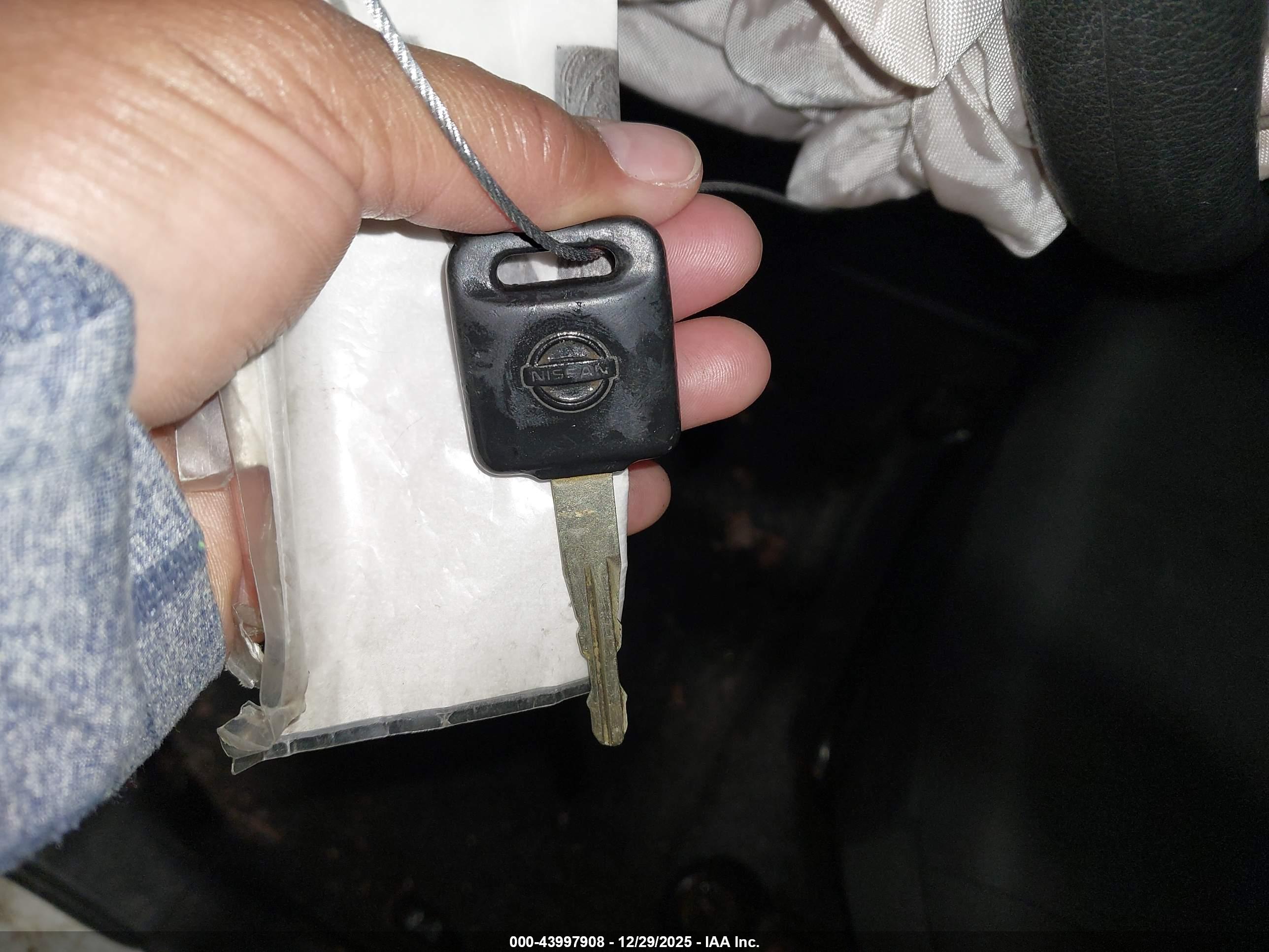 NISSAN VERSA image 11