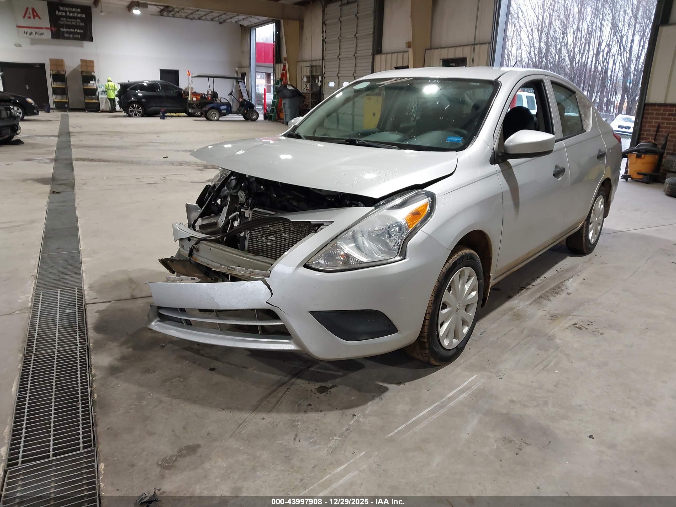 NISSAN VERSA image 2