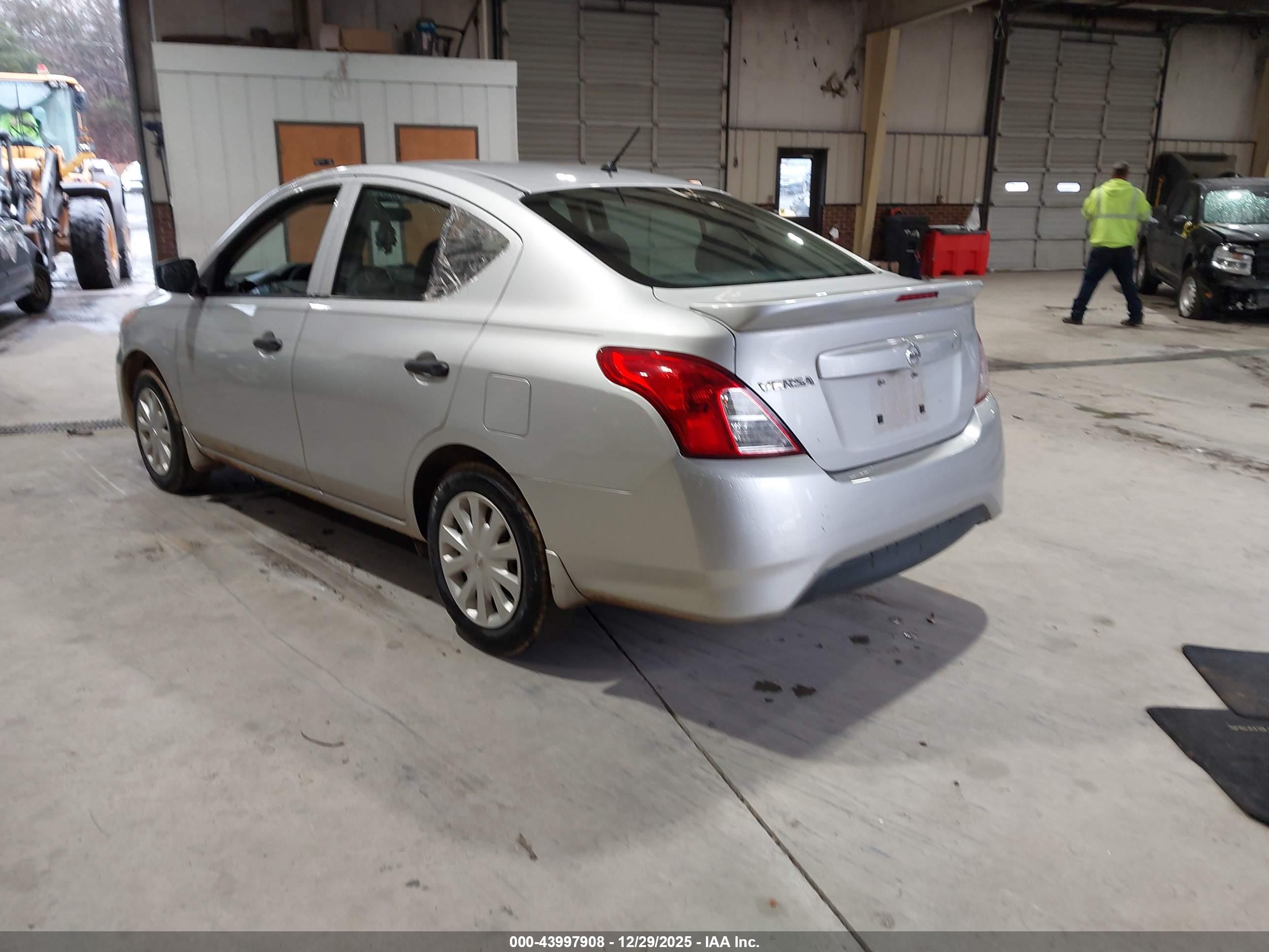 NISSAN VERSA image 3