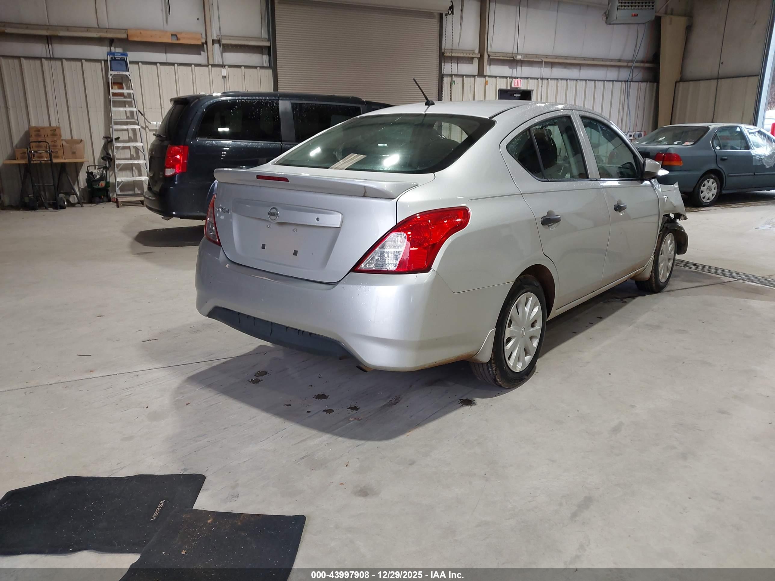 NISSAN VERSA image 4
