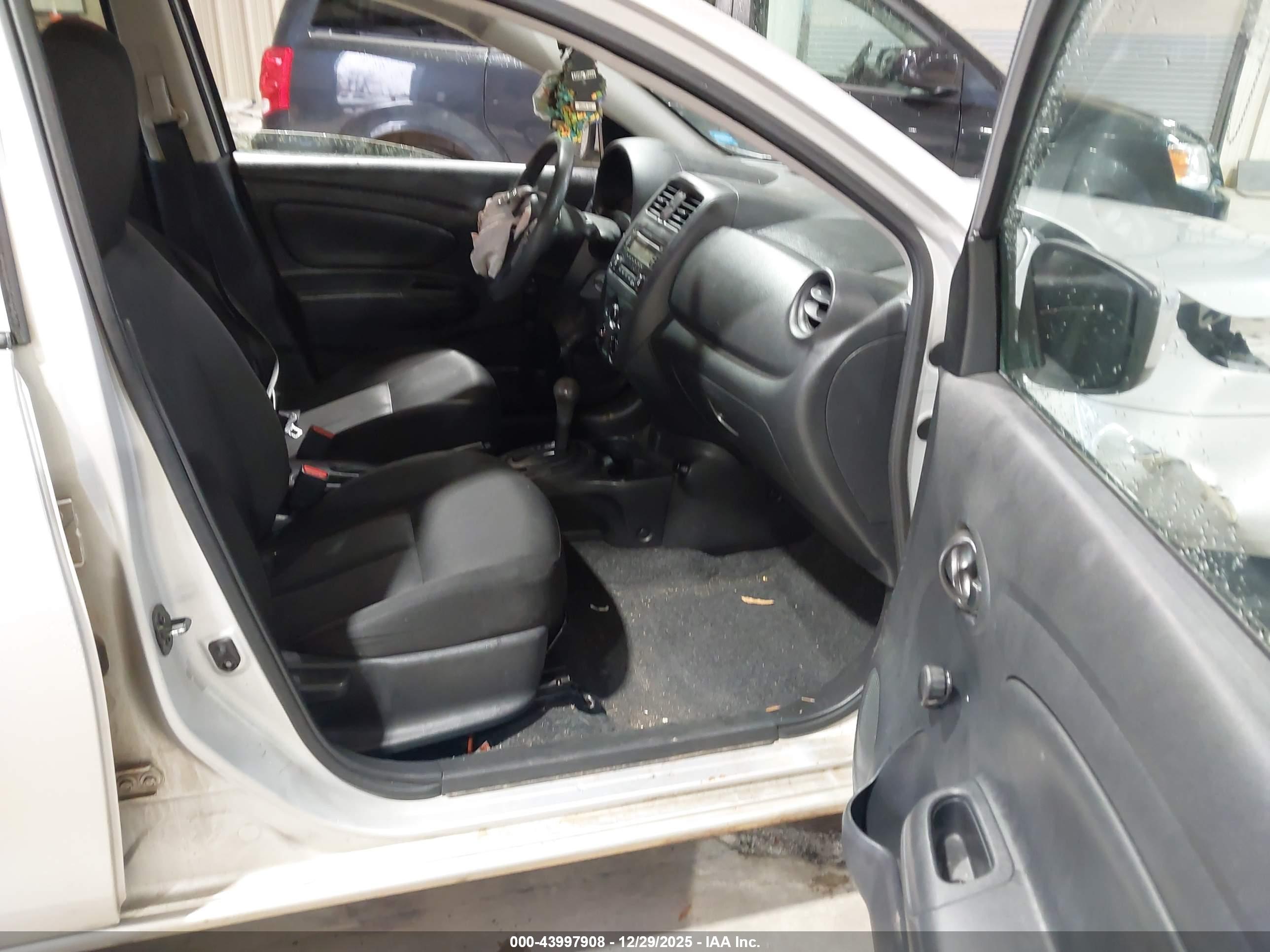 NISSAN VERSA image 5