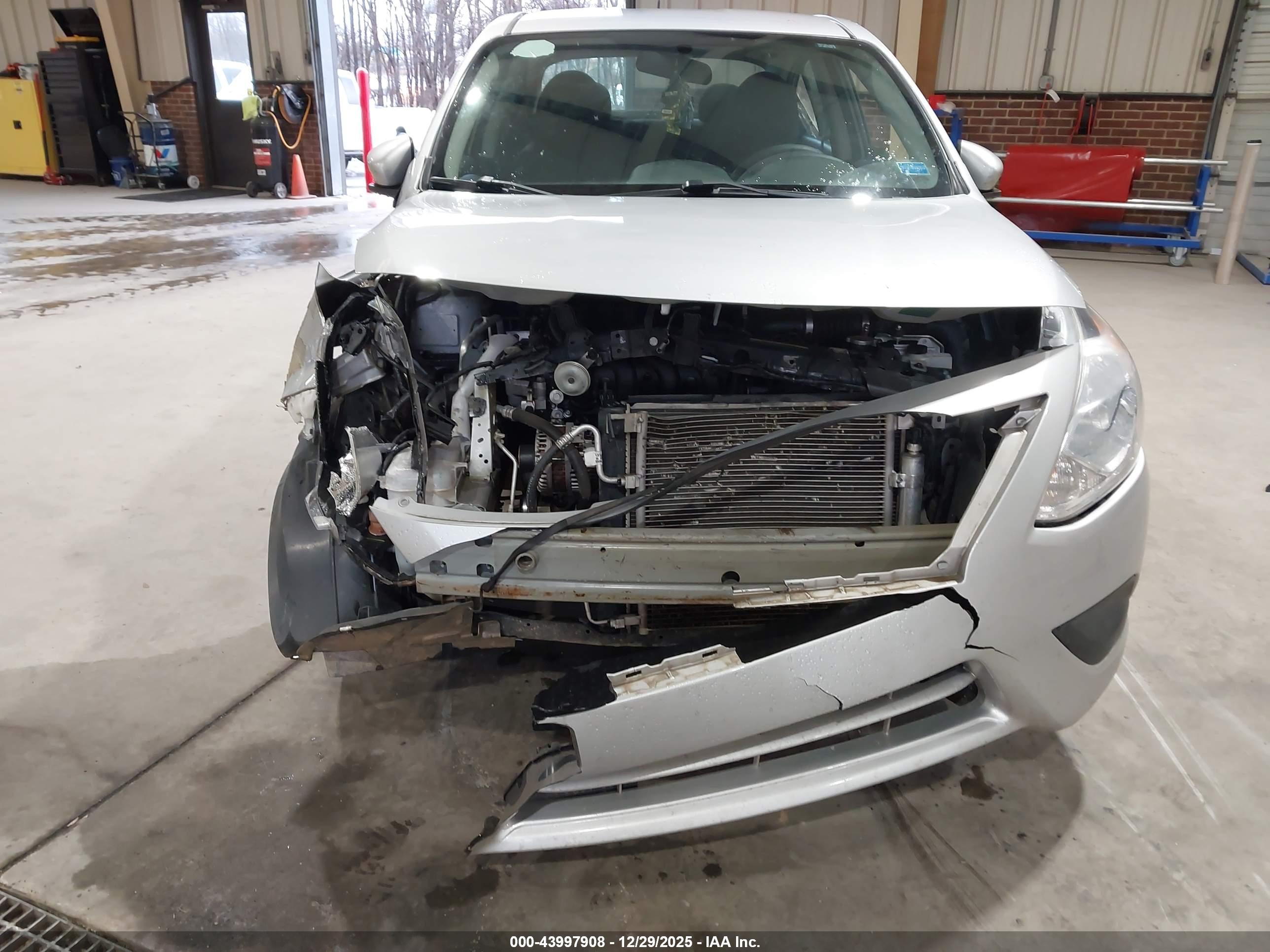 NISSAN VERSA image 6