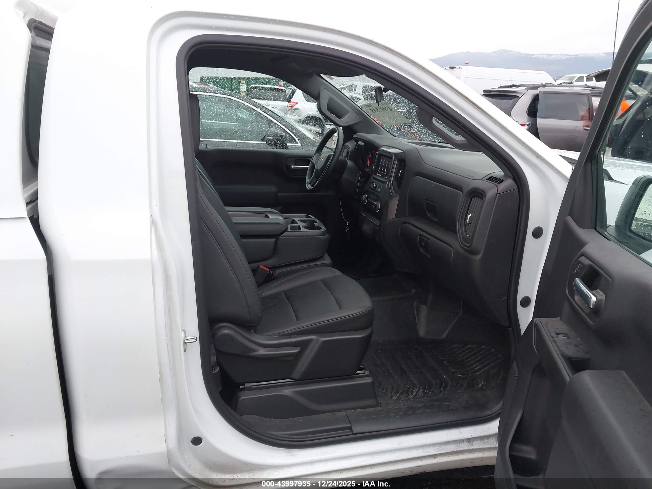 CHEVROLET SILVERADO image 5