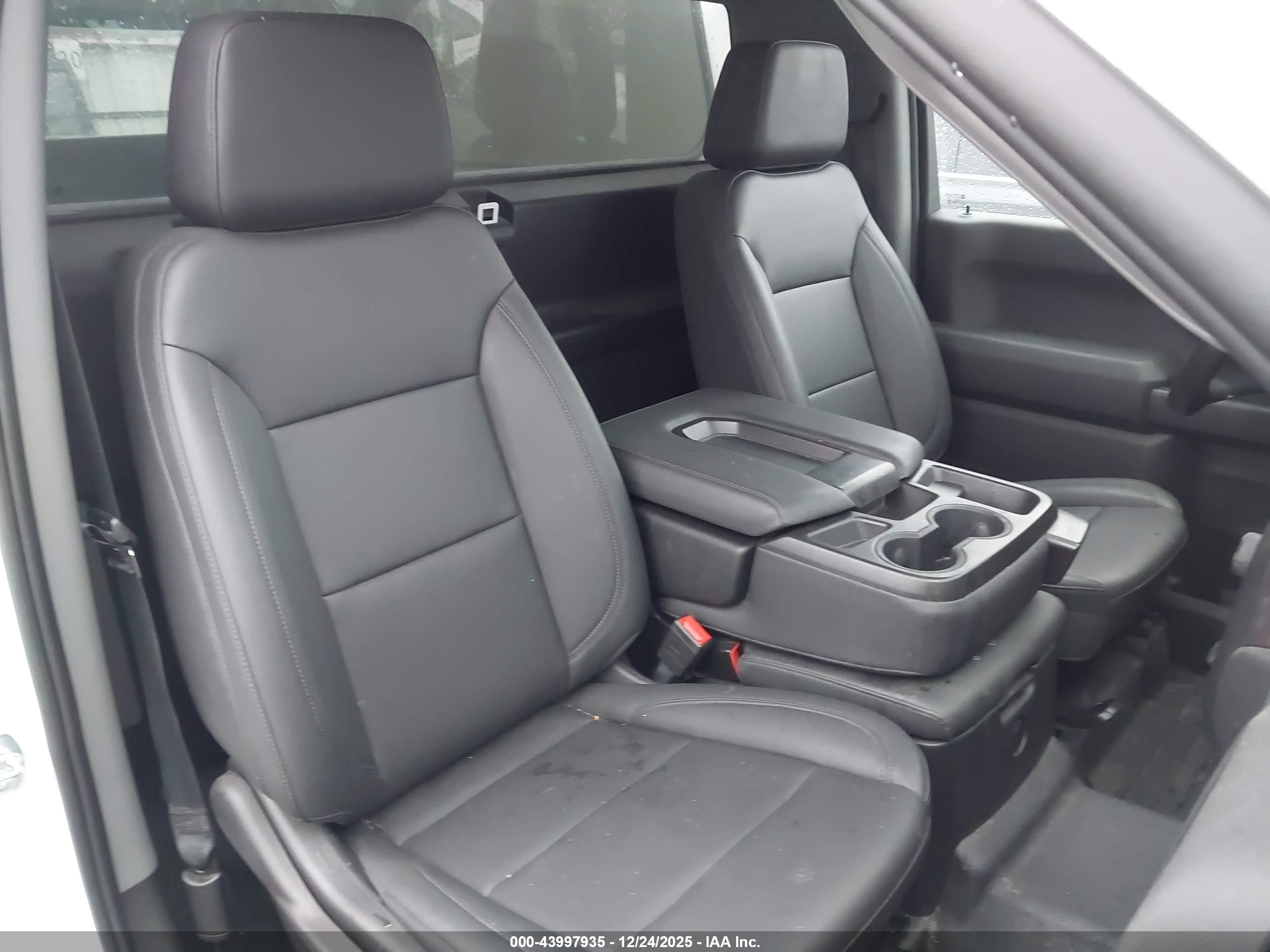 CHEVROLET SILVERADO image 8