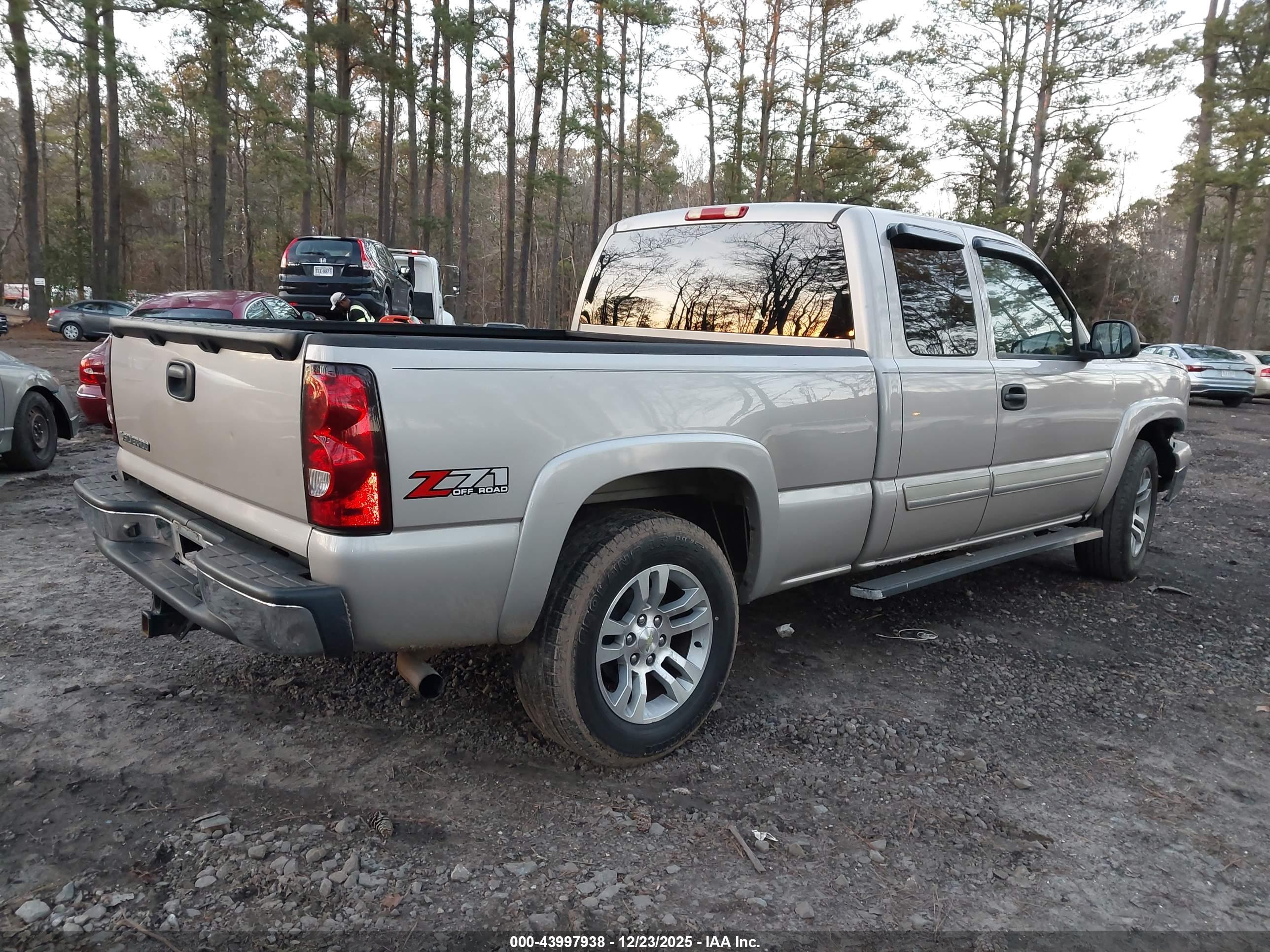 CHEVROLET SILVERADO image 4