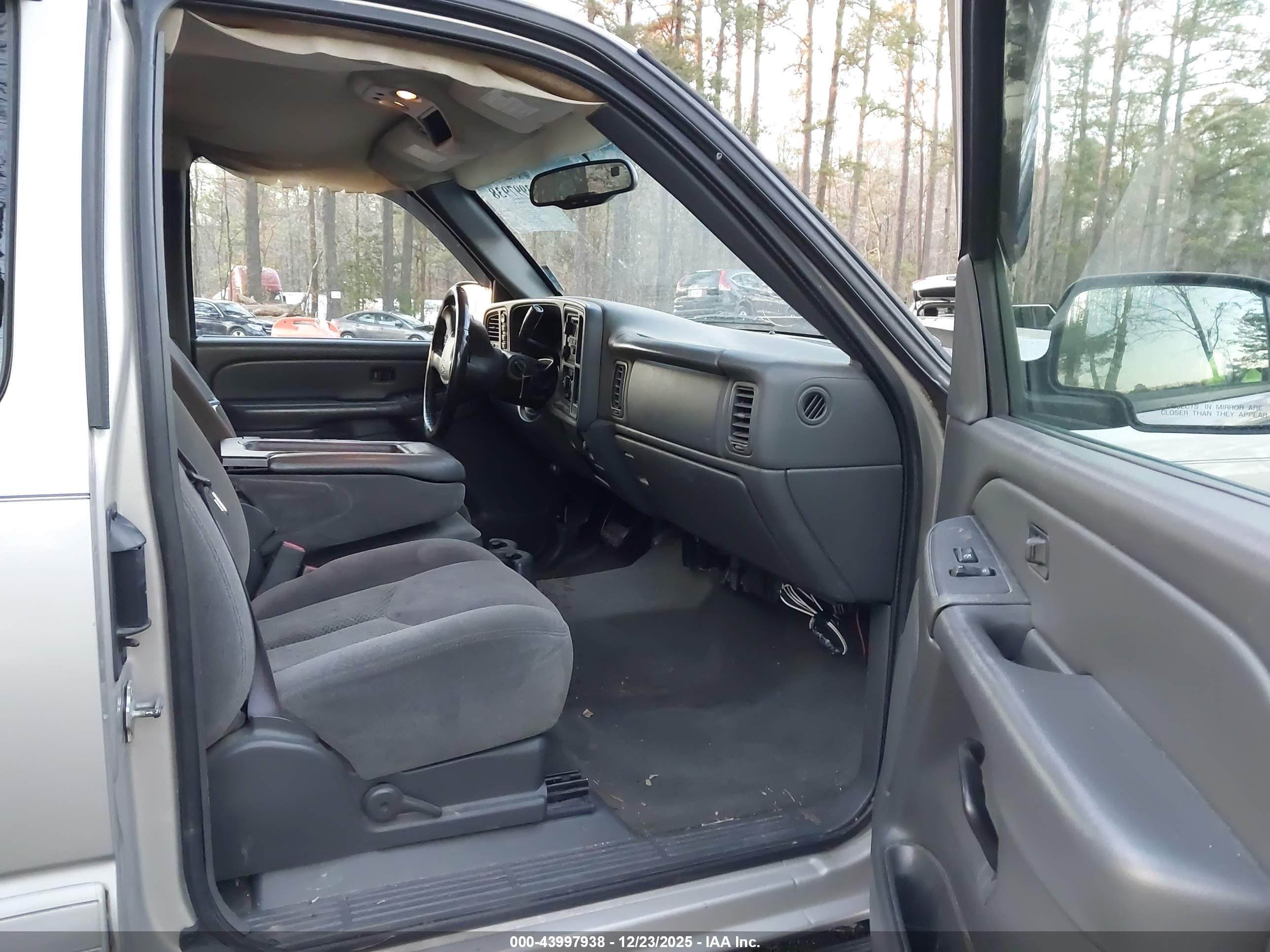 CHEVROLET SILVERADO image 5