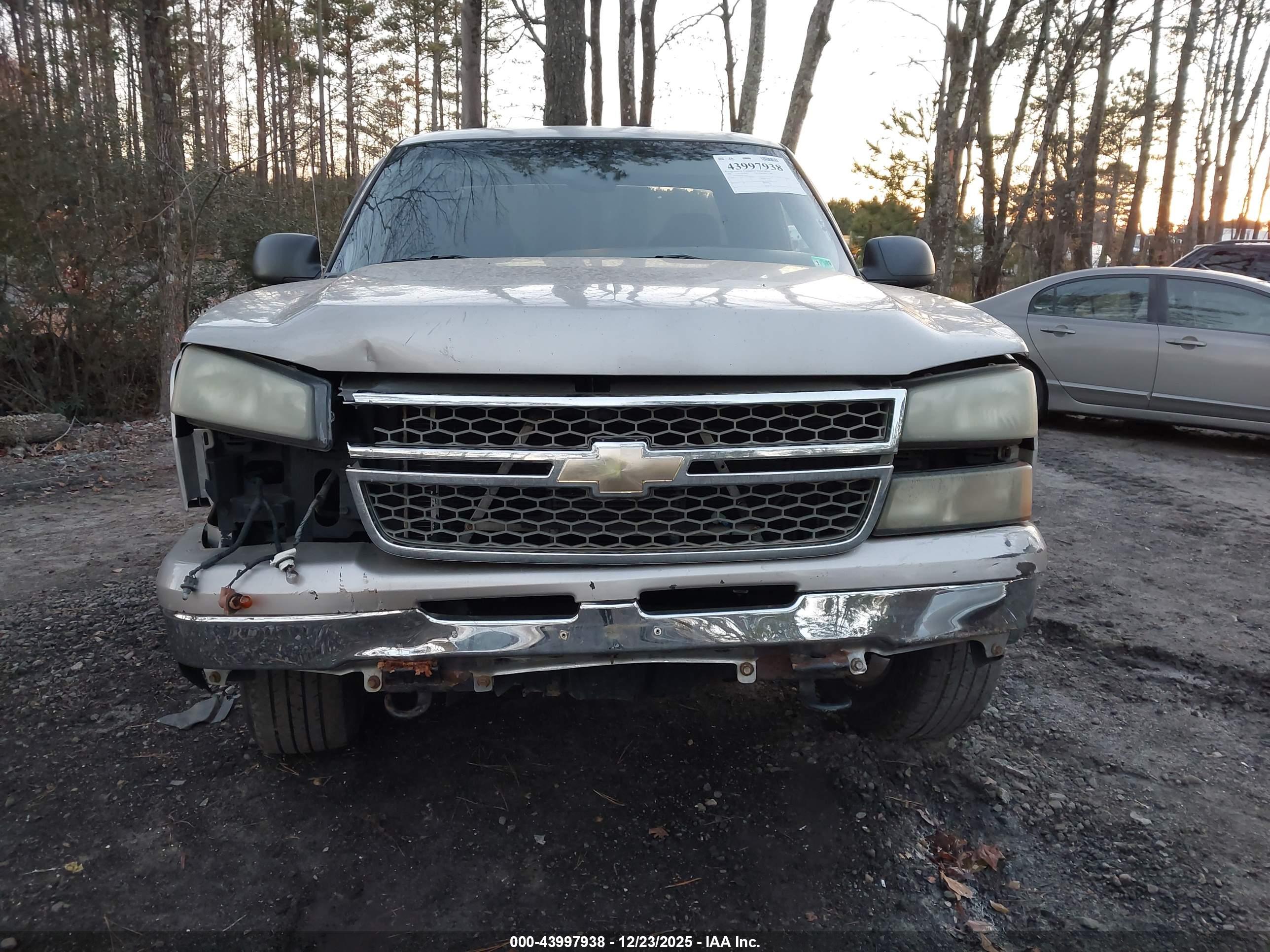 CHEVROLET SILVERADO image 6