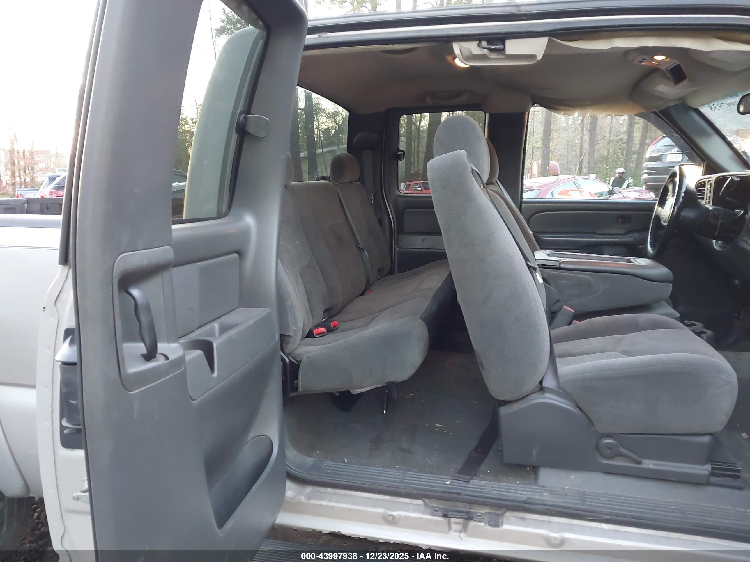 CHEVROLET SILVERADO image 8