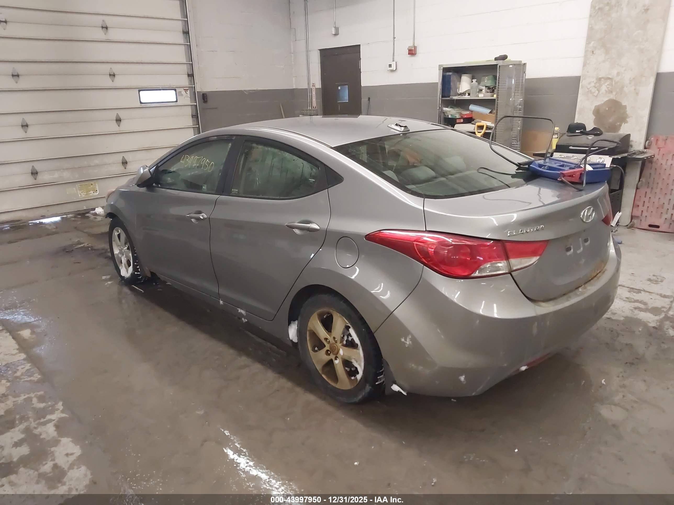 HYUNDAI ELANTRA image 3