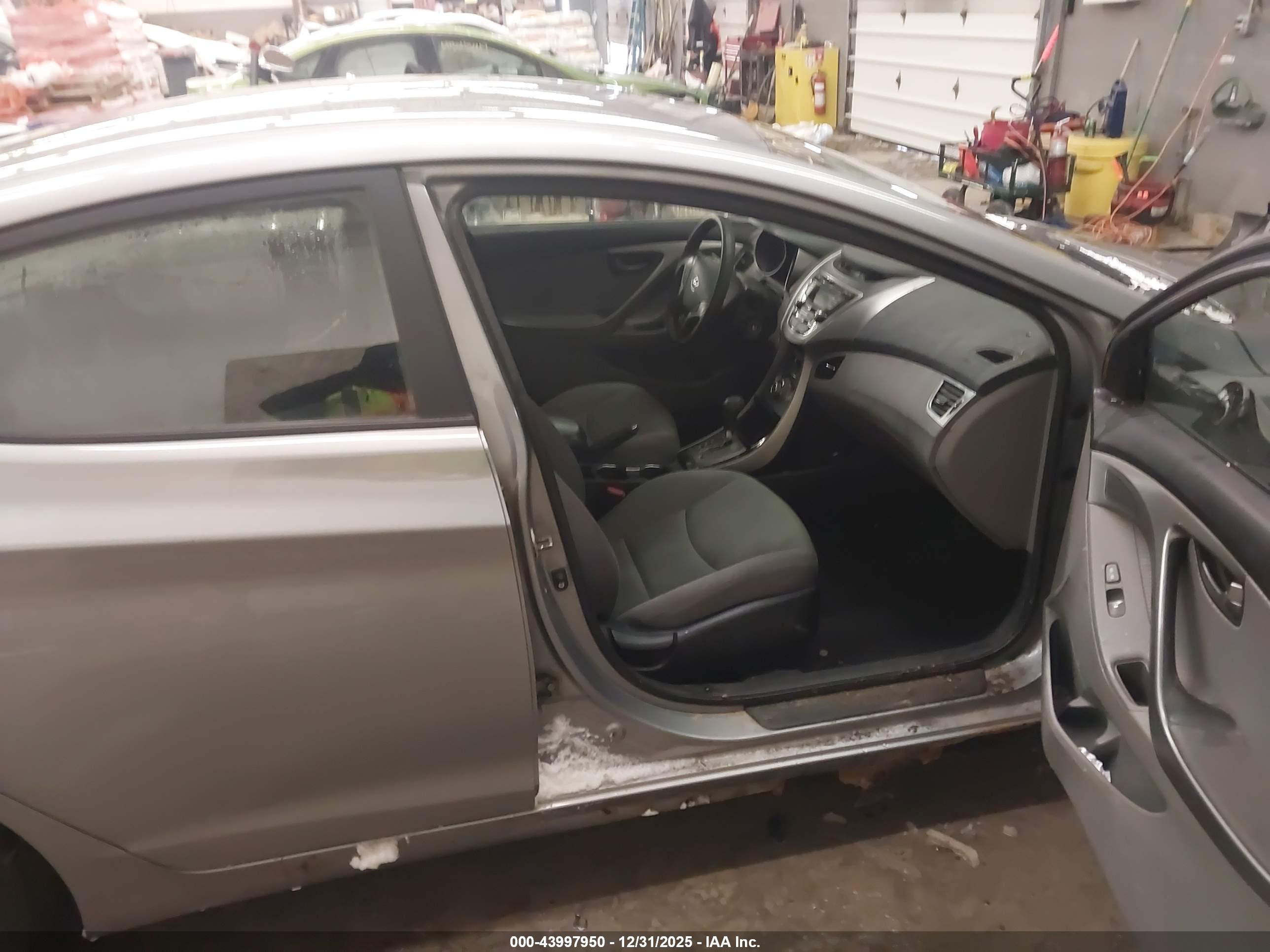 HYUNDAI ELANTRA image 5