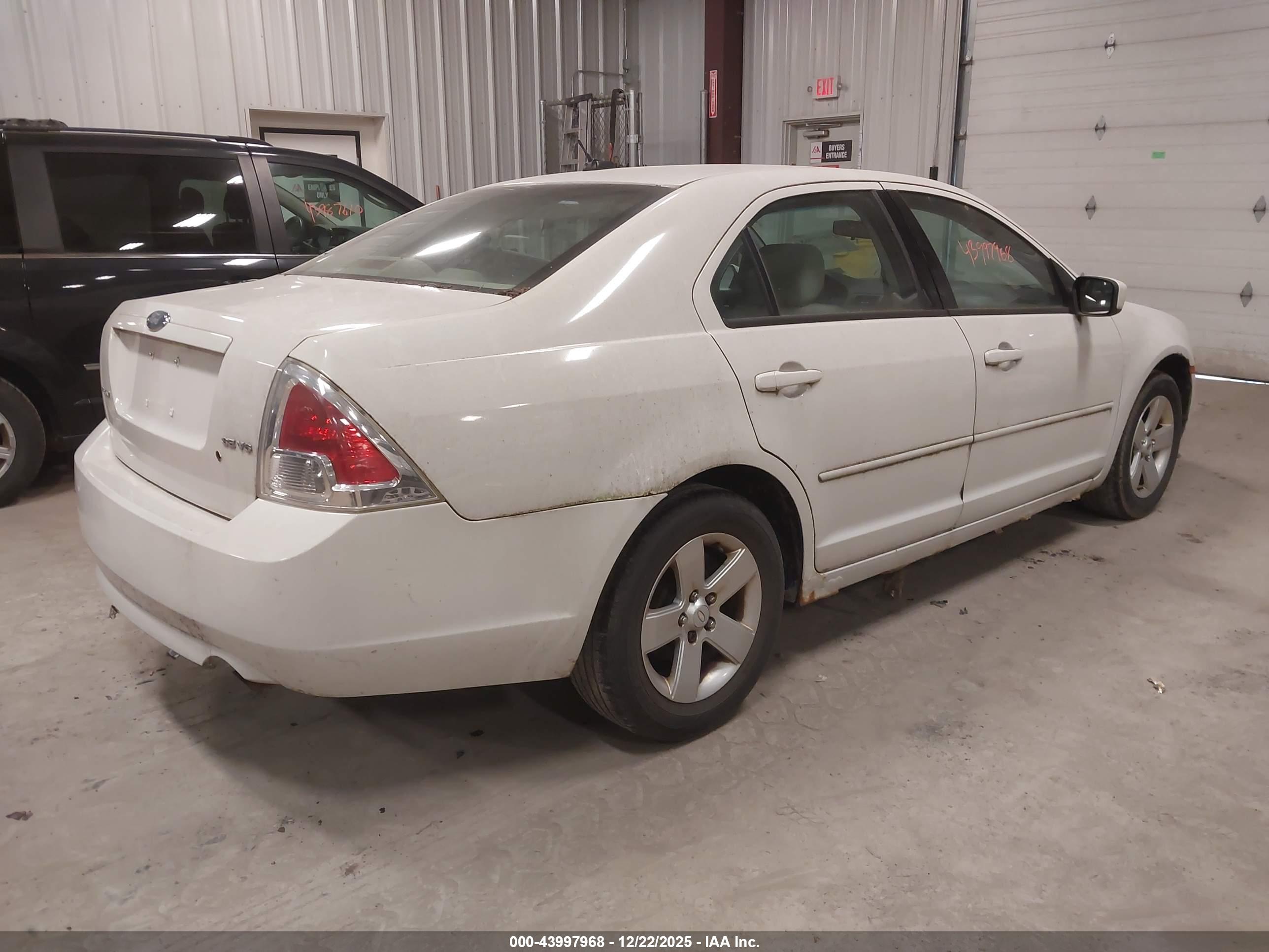 FORD FUSION image 4