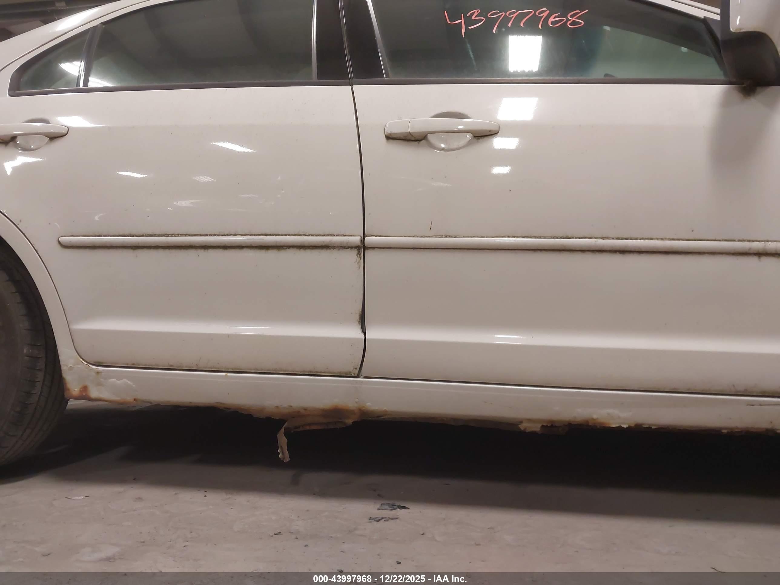 FORD FUSION image 6