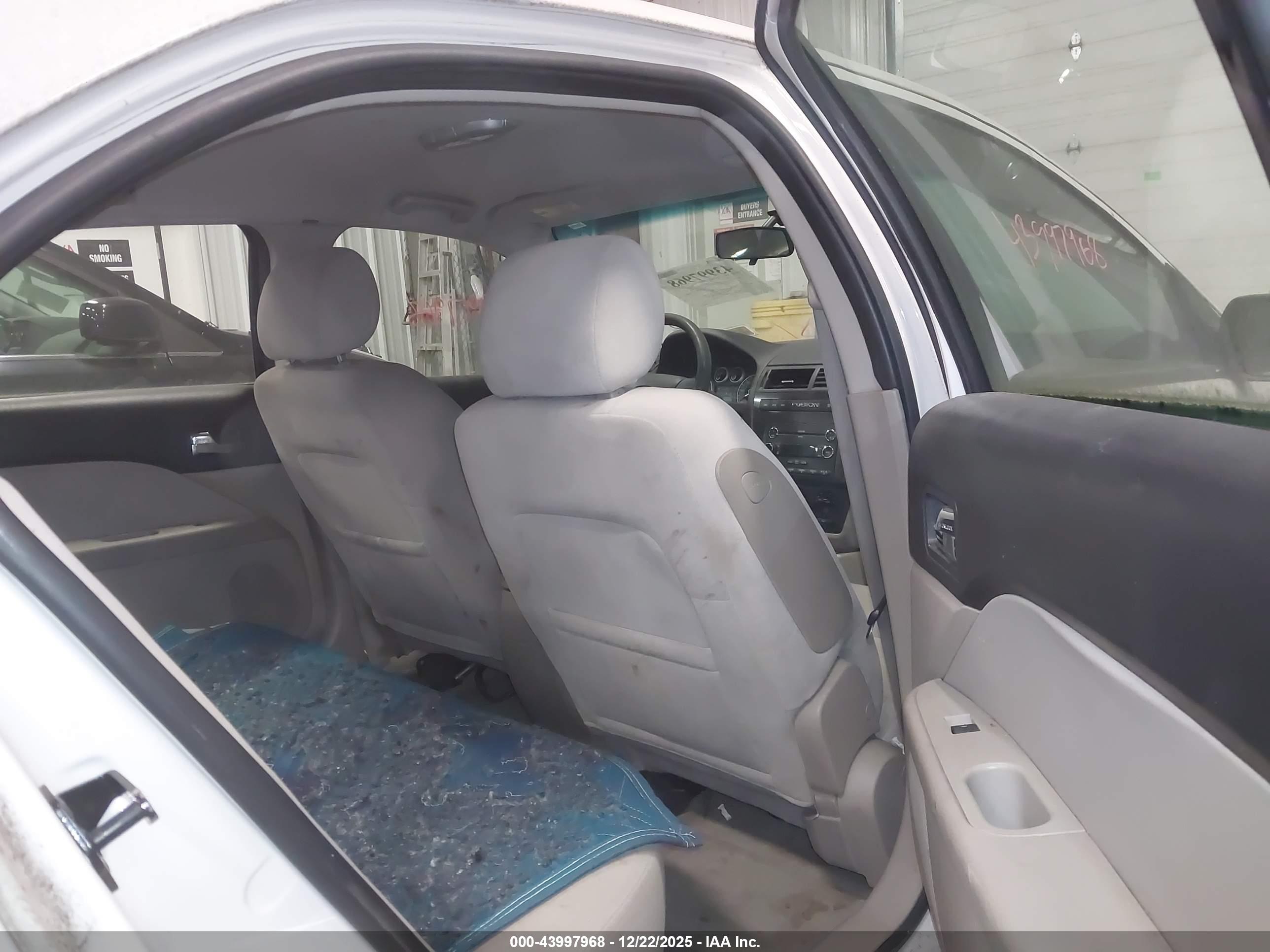 FORD FUSION image 8