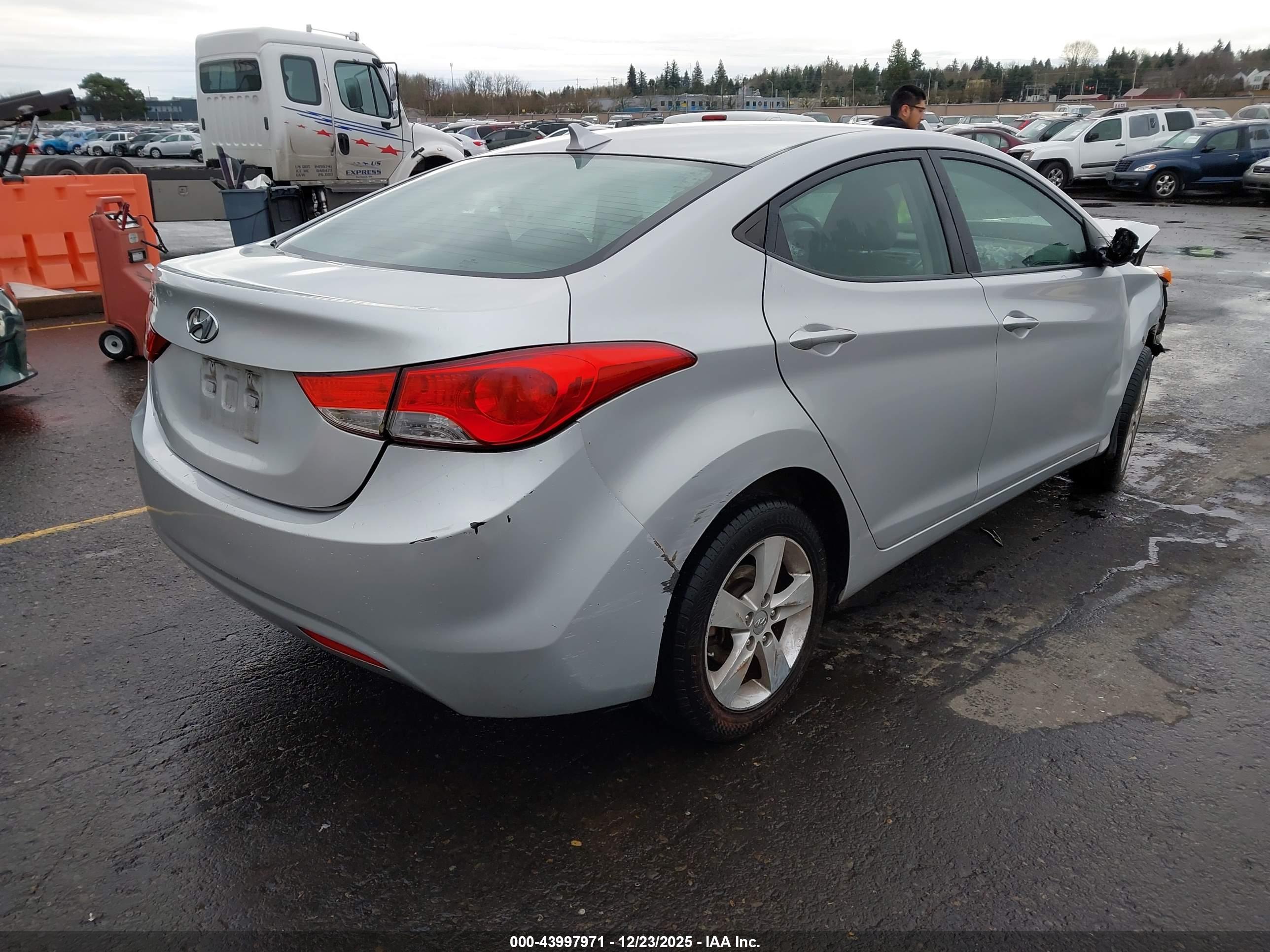HYUNDAI ELANTRA image 4