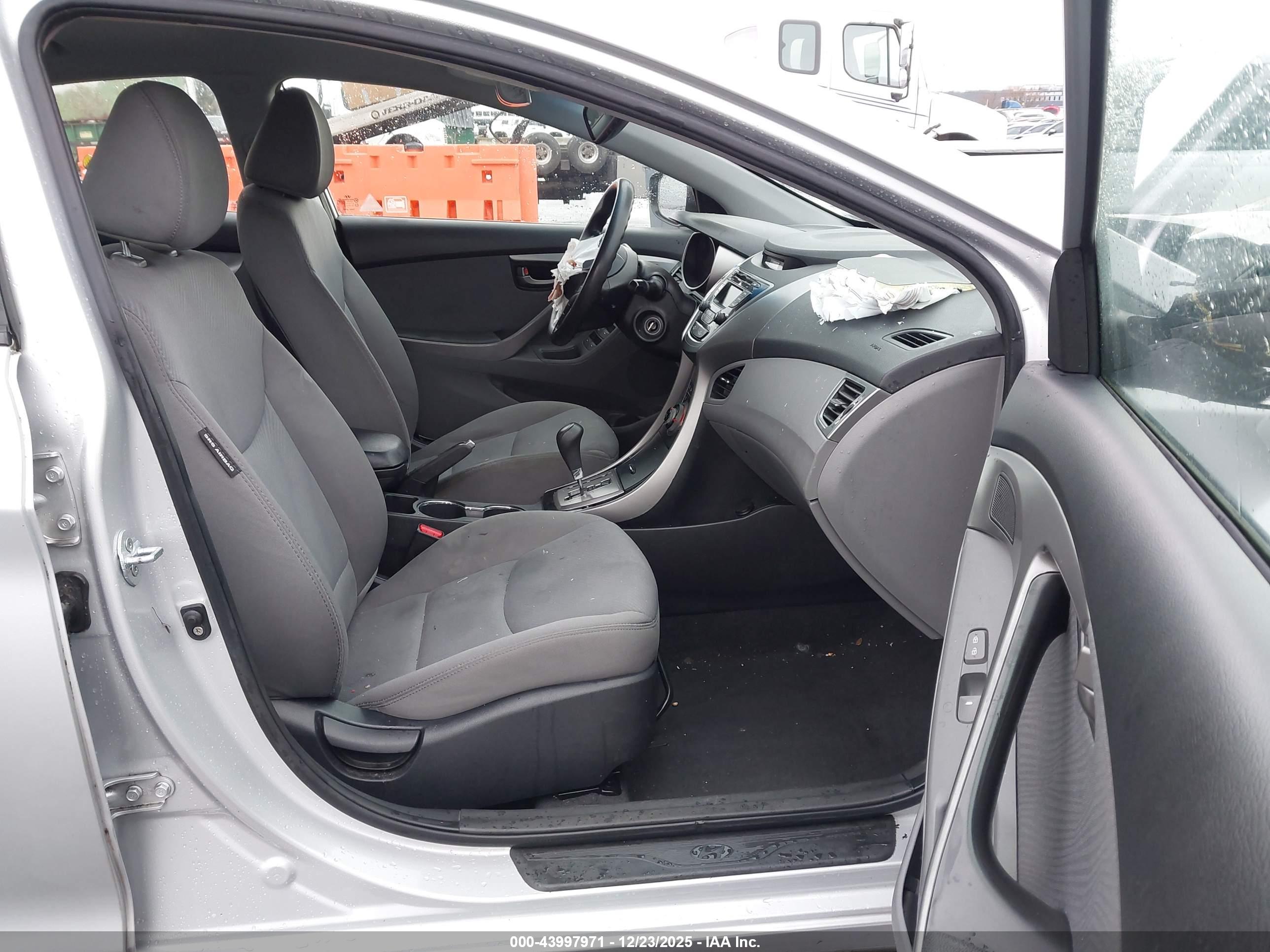 HYUNDAI ELANTRA image 5