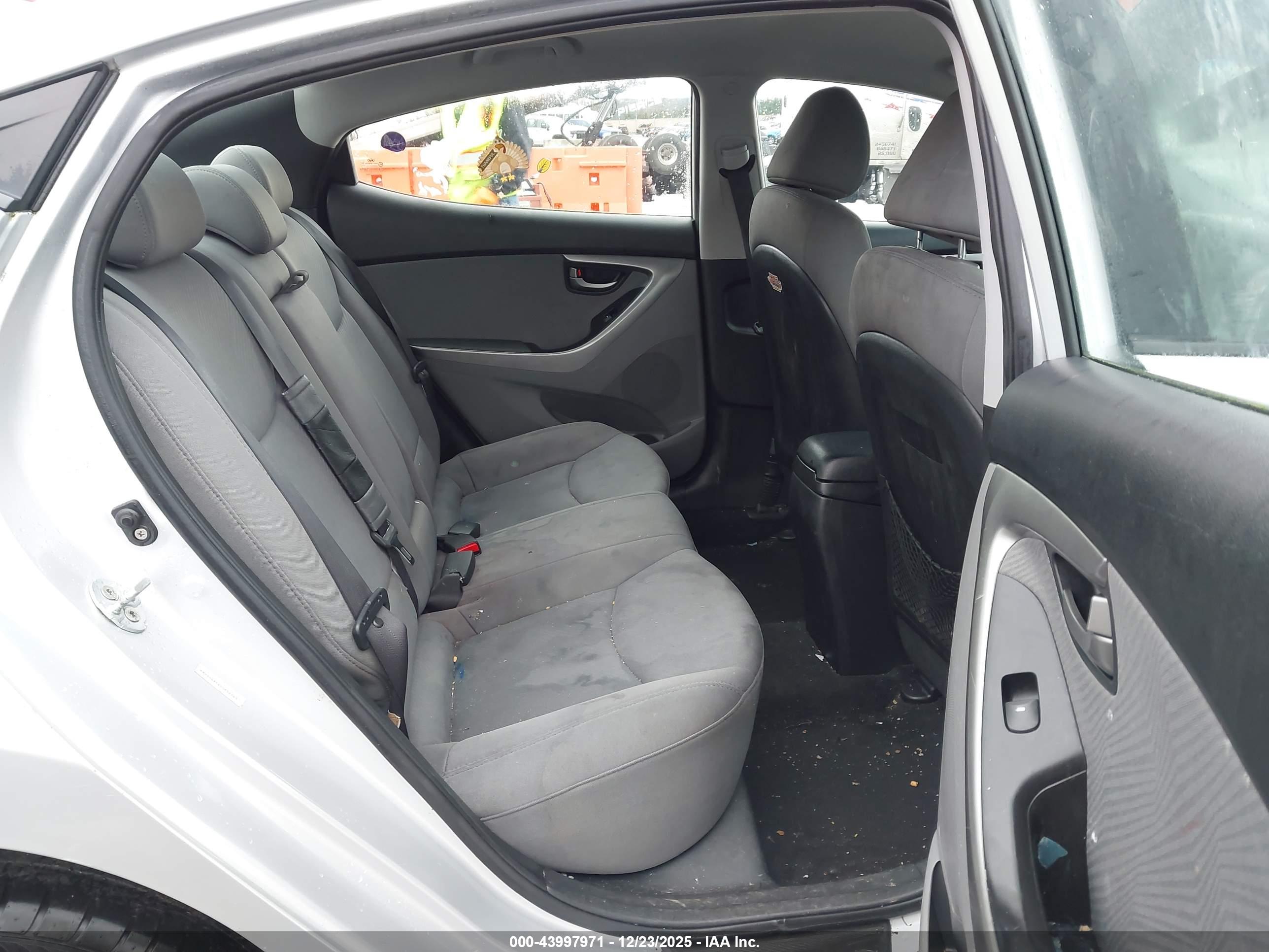 HYUNDAI ELANTRA image 8