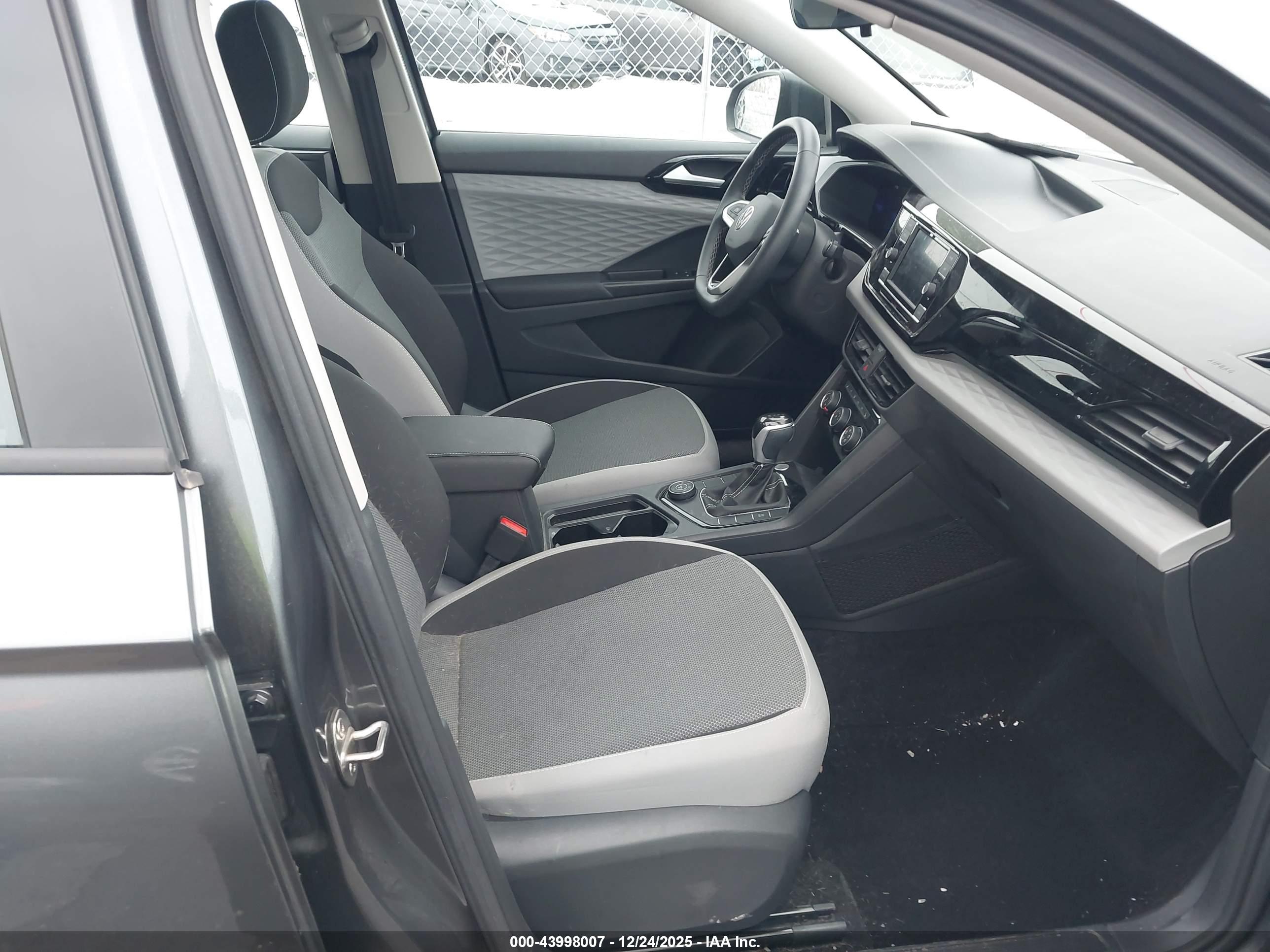 VOLKSWAGEN TAOS image 5