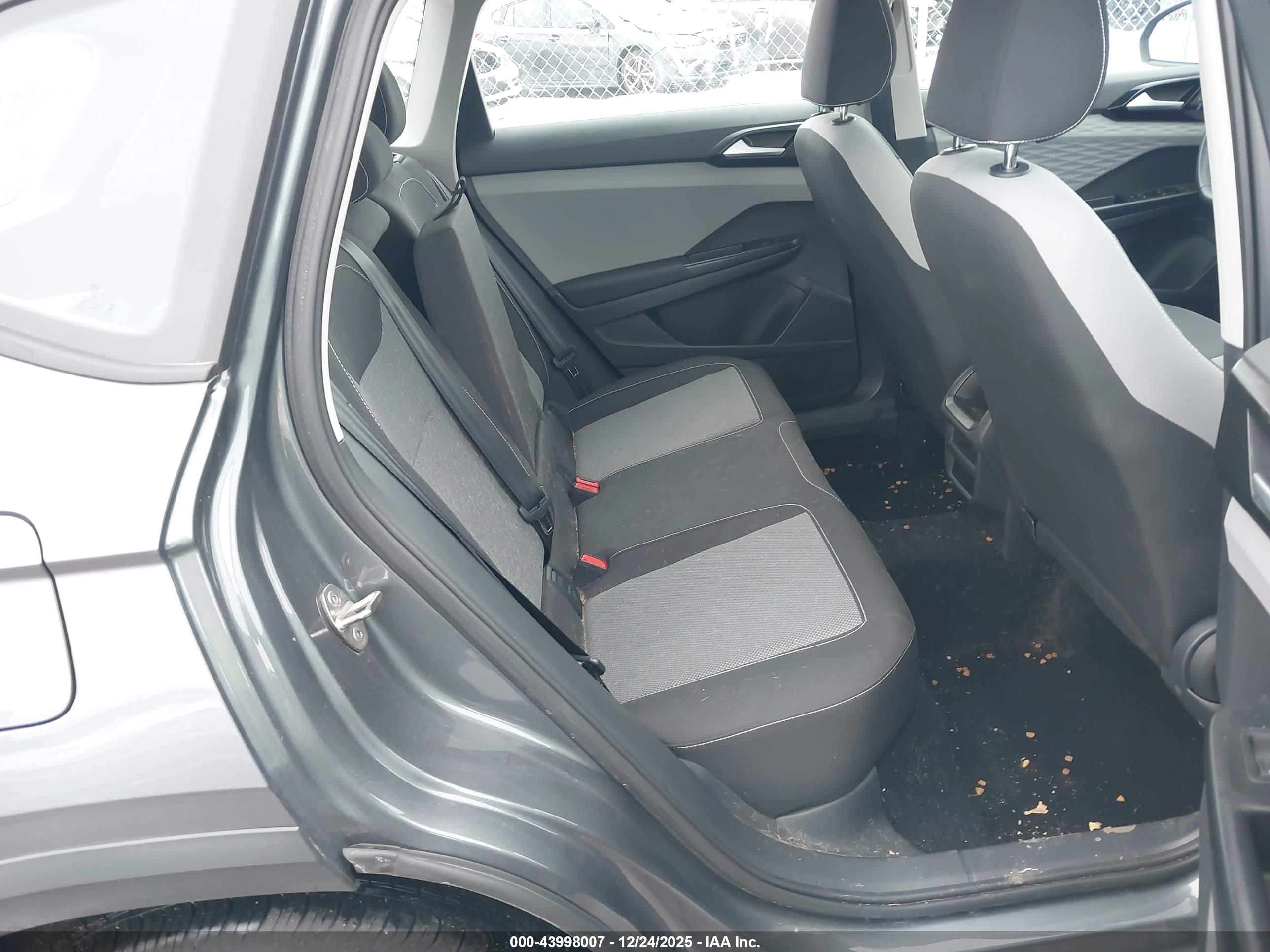 VOLKSWAGEN TAOS image 8