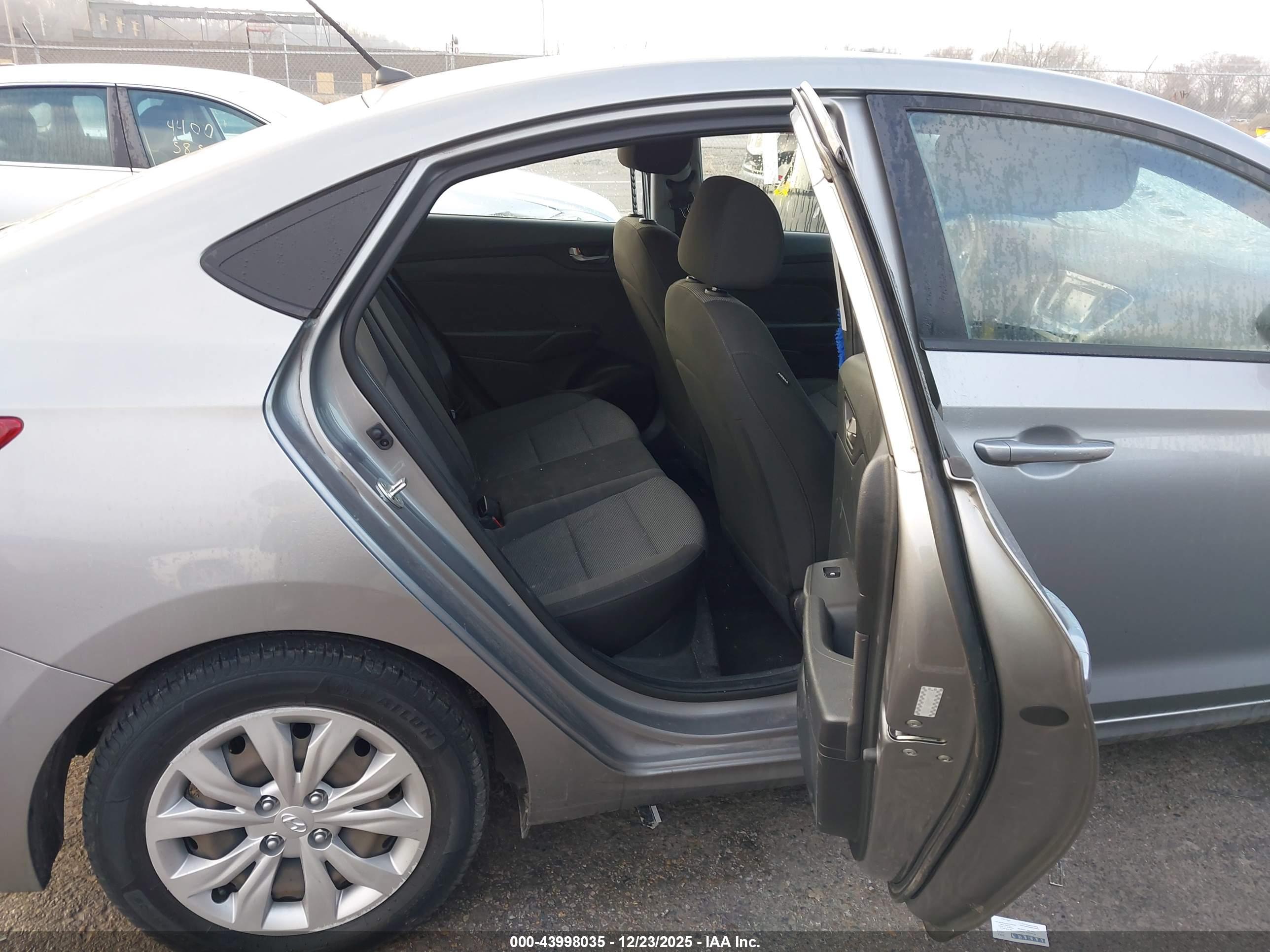 HYUNDAI ACCENT image 8