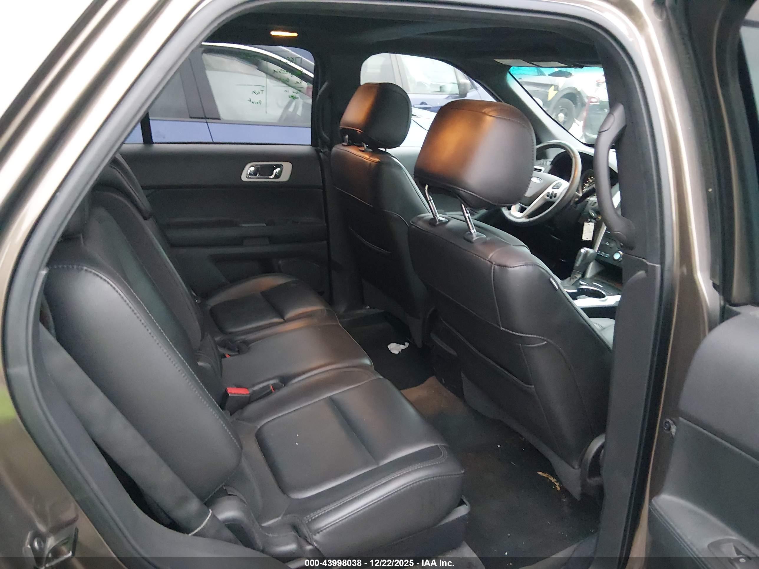 FORD EXPLORER image 8