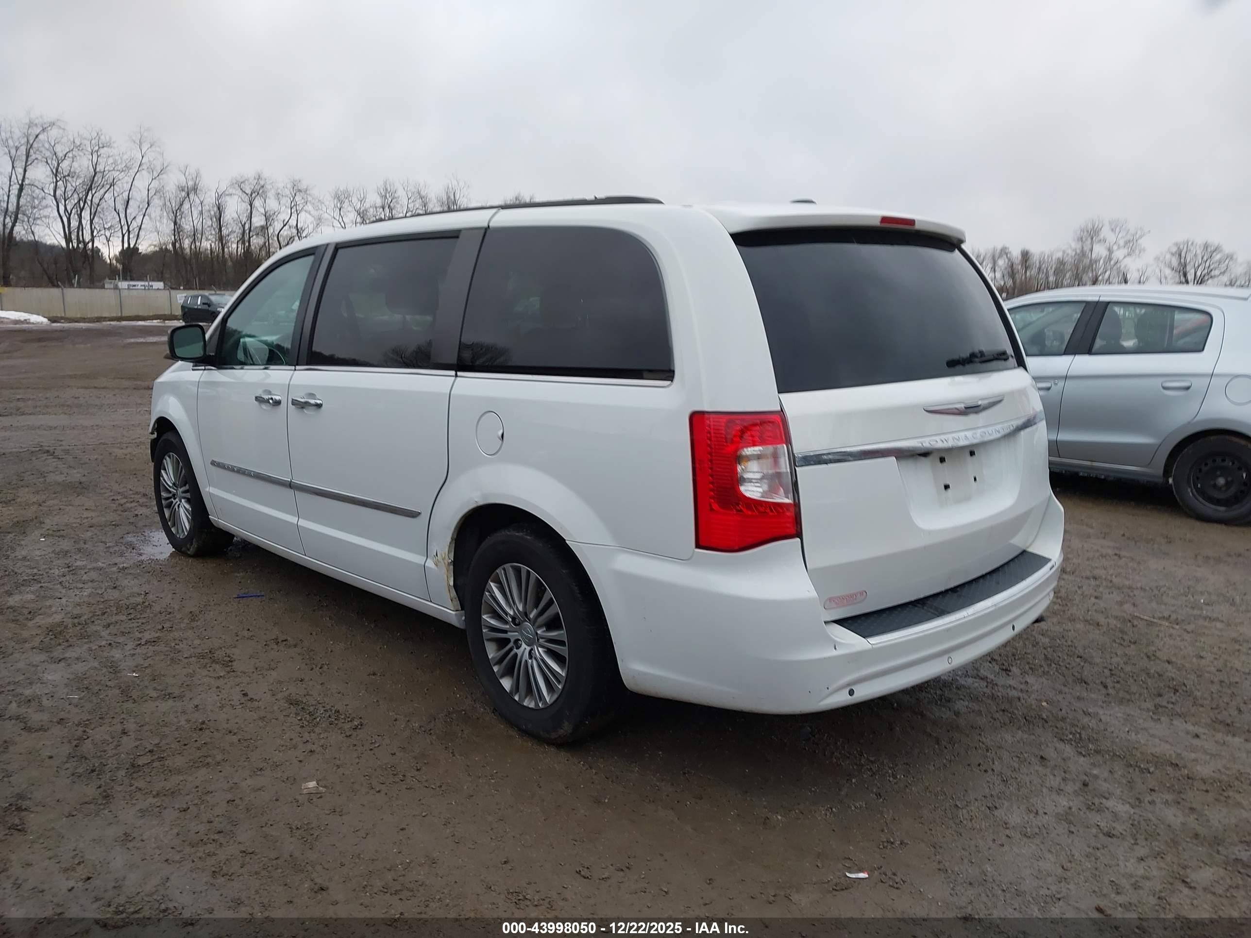 CHRYSLER TOWN image 3