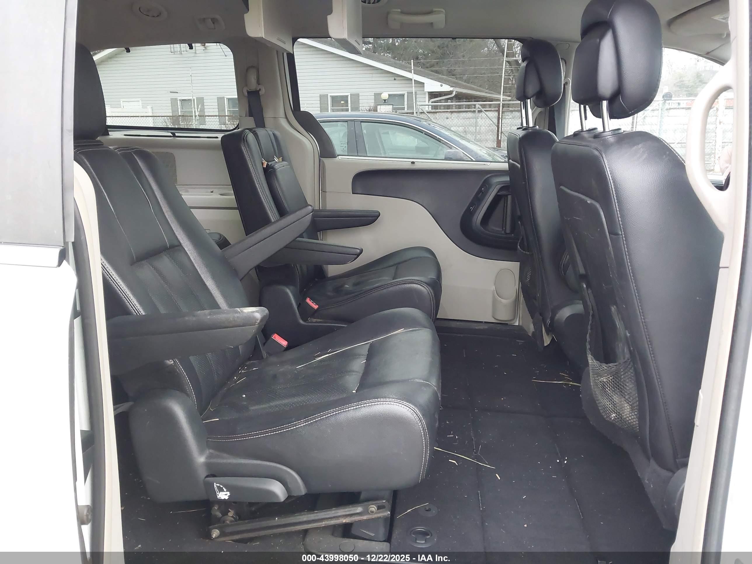CHRYSLER TOWN image 8