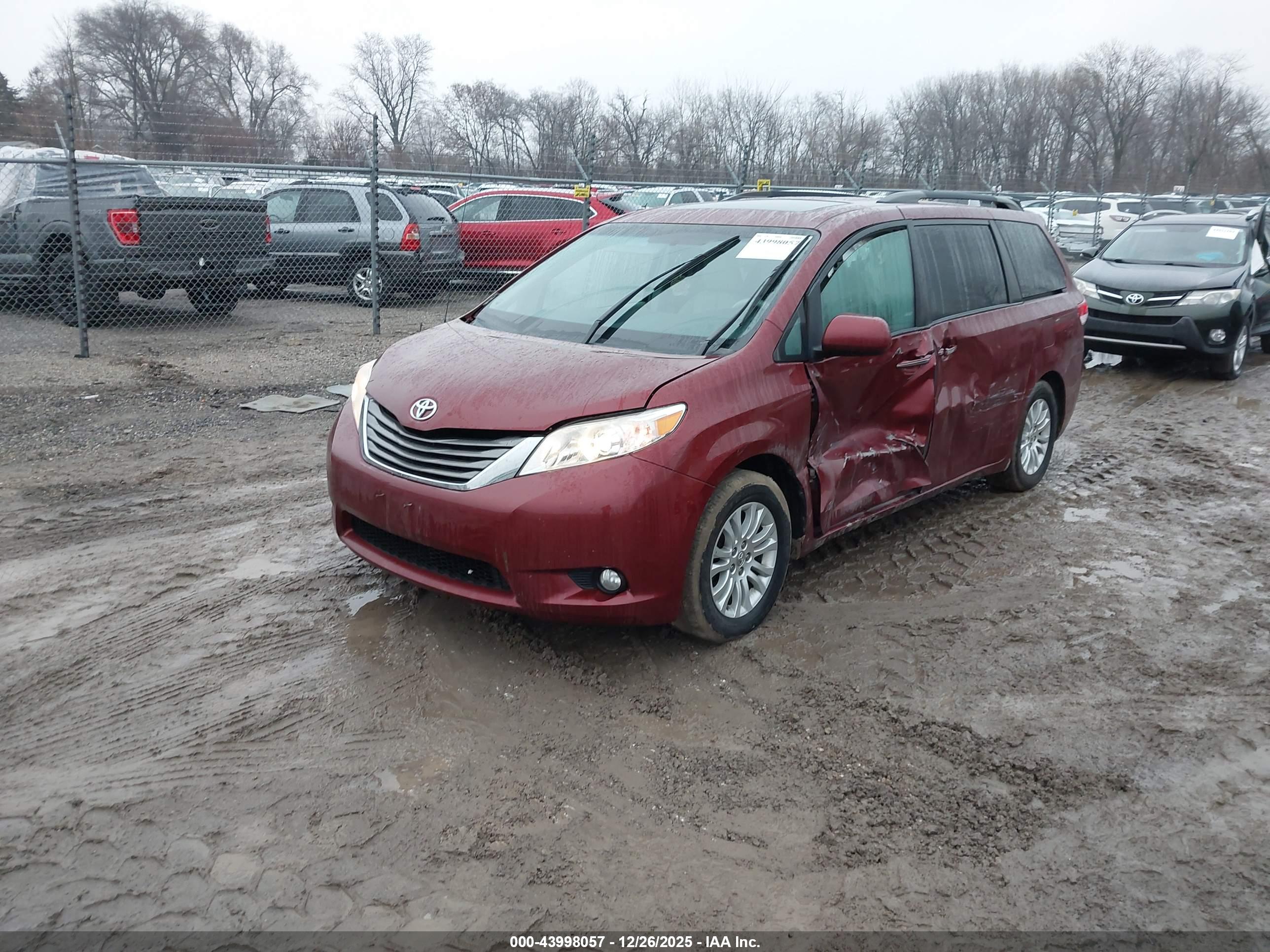 TOYOTA SIENNA image 2