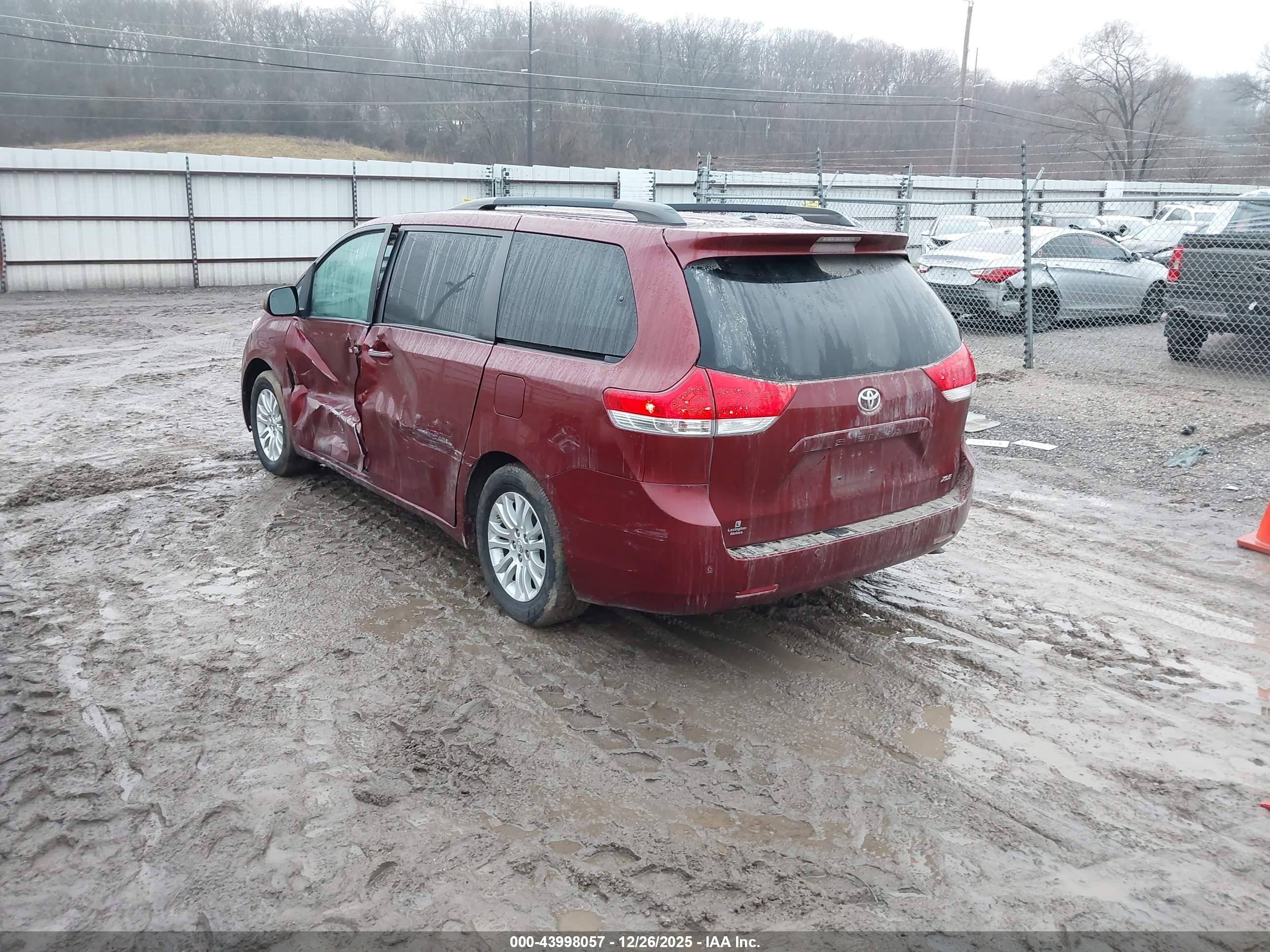 TOYOTA SIENNA image 3