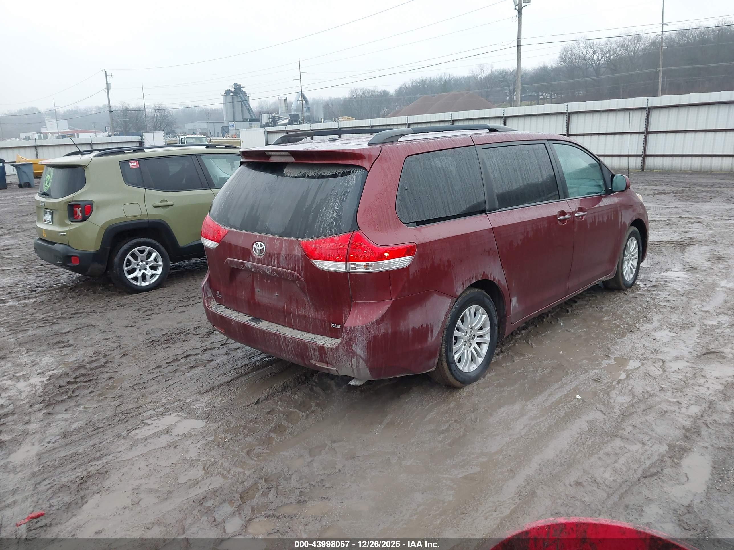 TOYOTA SIENNA image 4