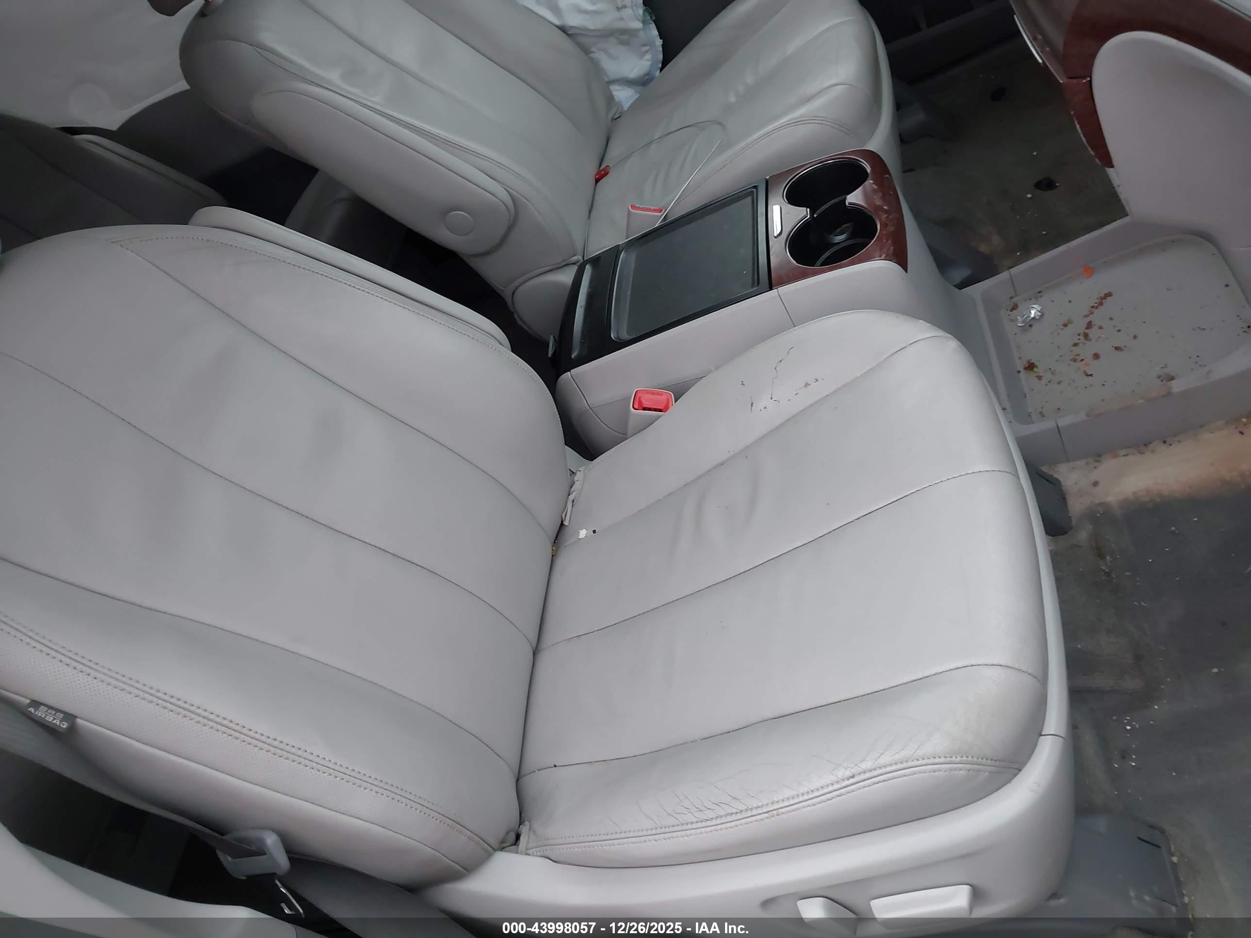 TOYOTA SIENNA image 5