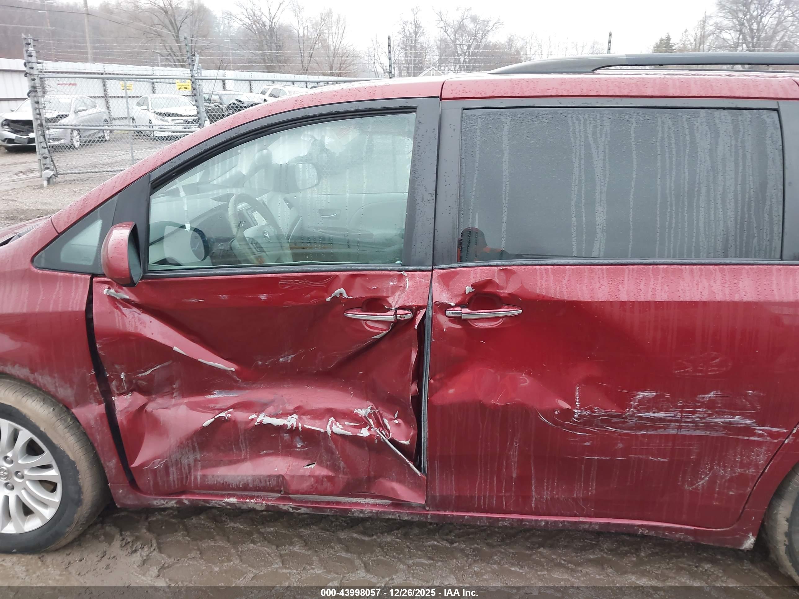 TOYOTA SIENNA image 6