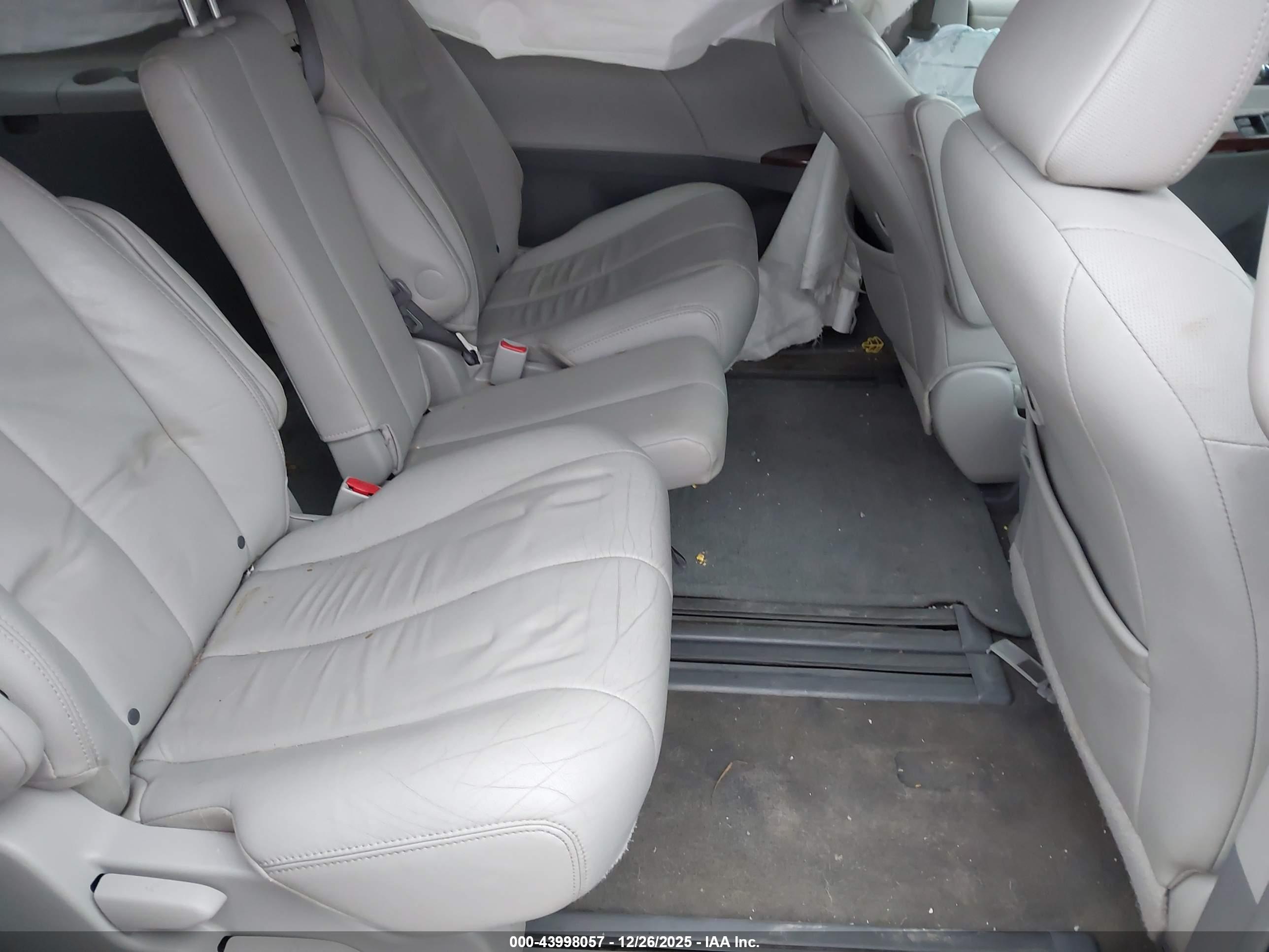 TOYOTA SIENNA image 8