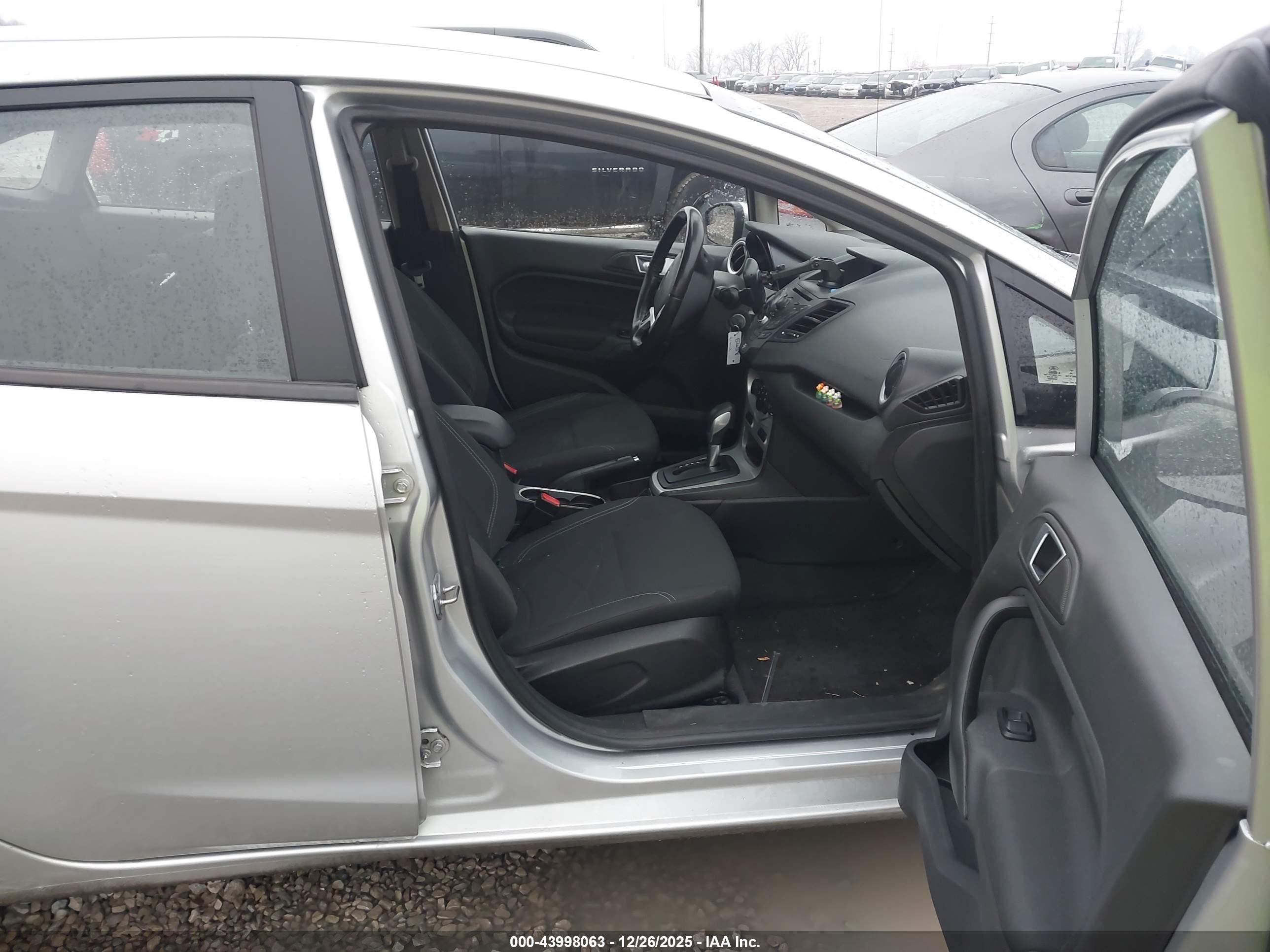 FORD FIESTA image 5