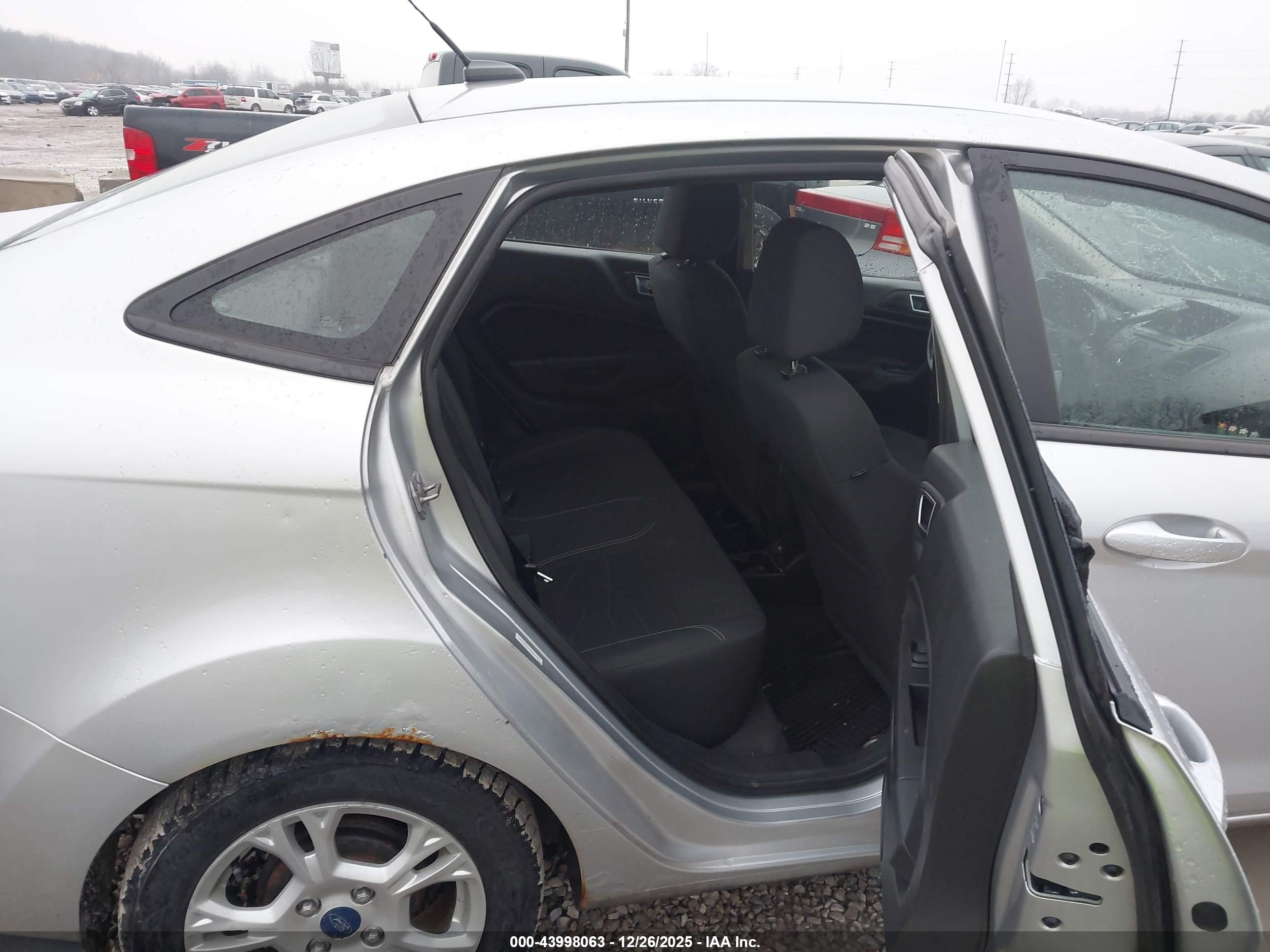 FORD FIESTA image 8