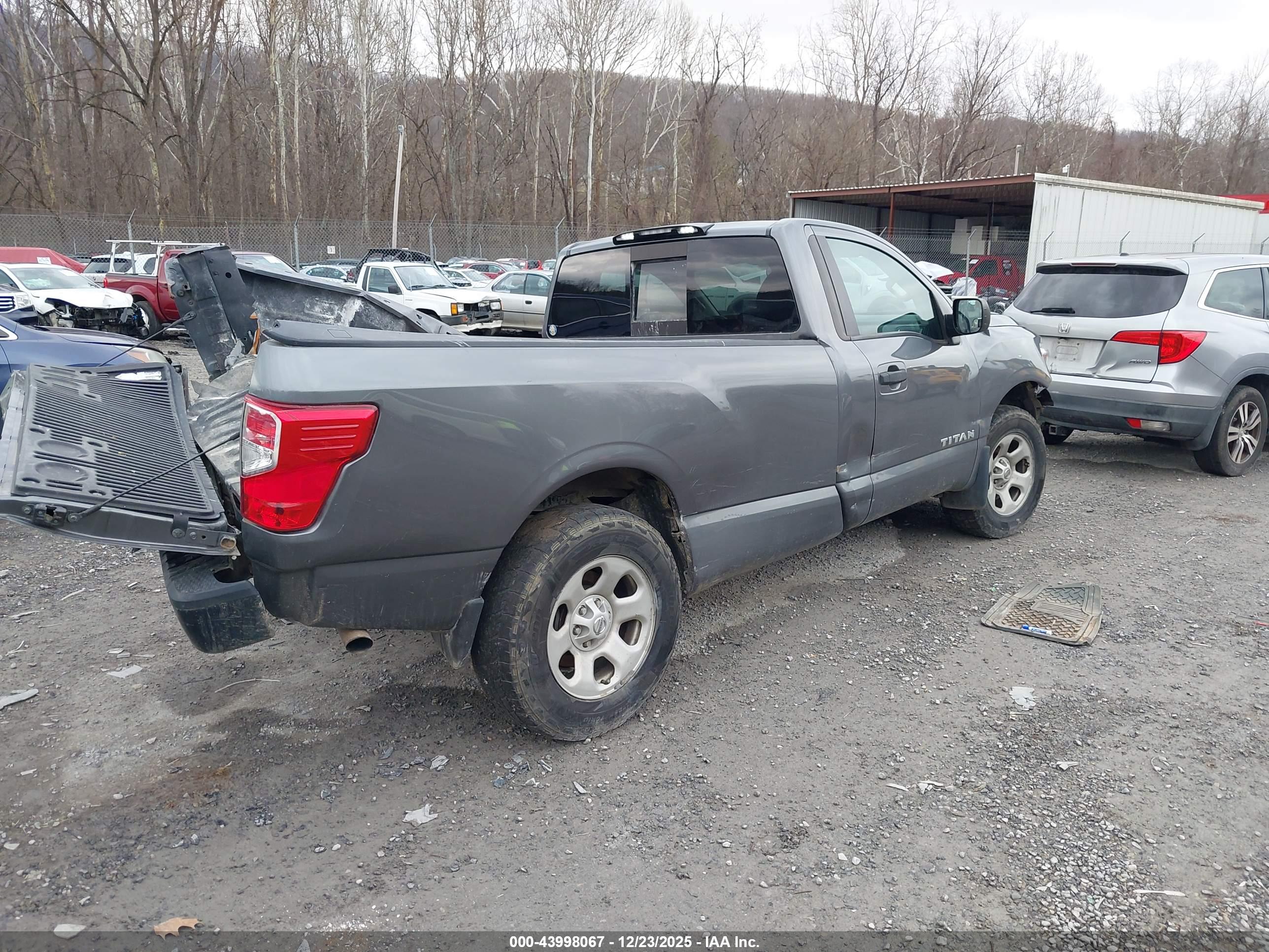 NISSAN TITAN image 4