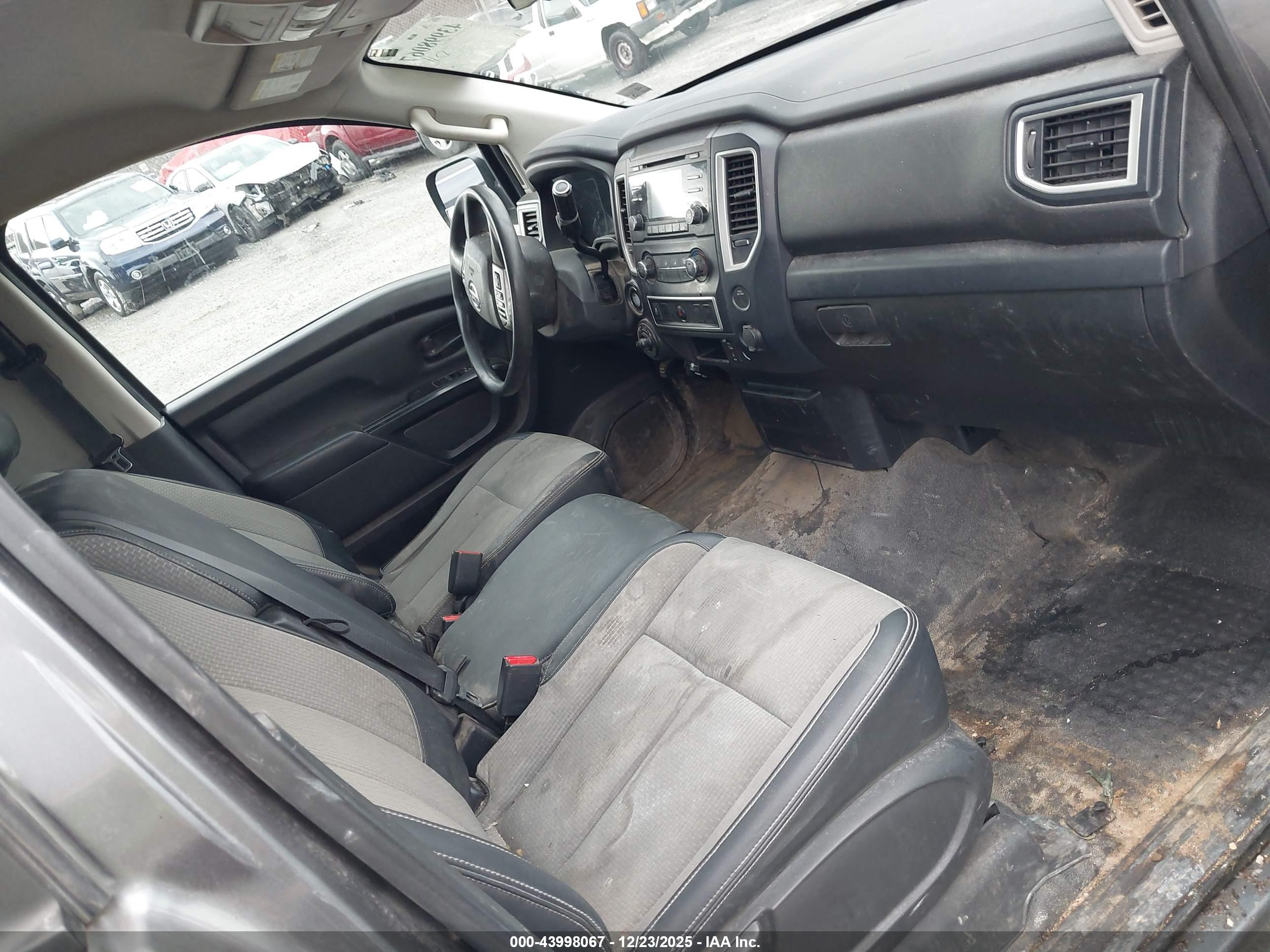 NISSAN TITAN image 5