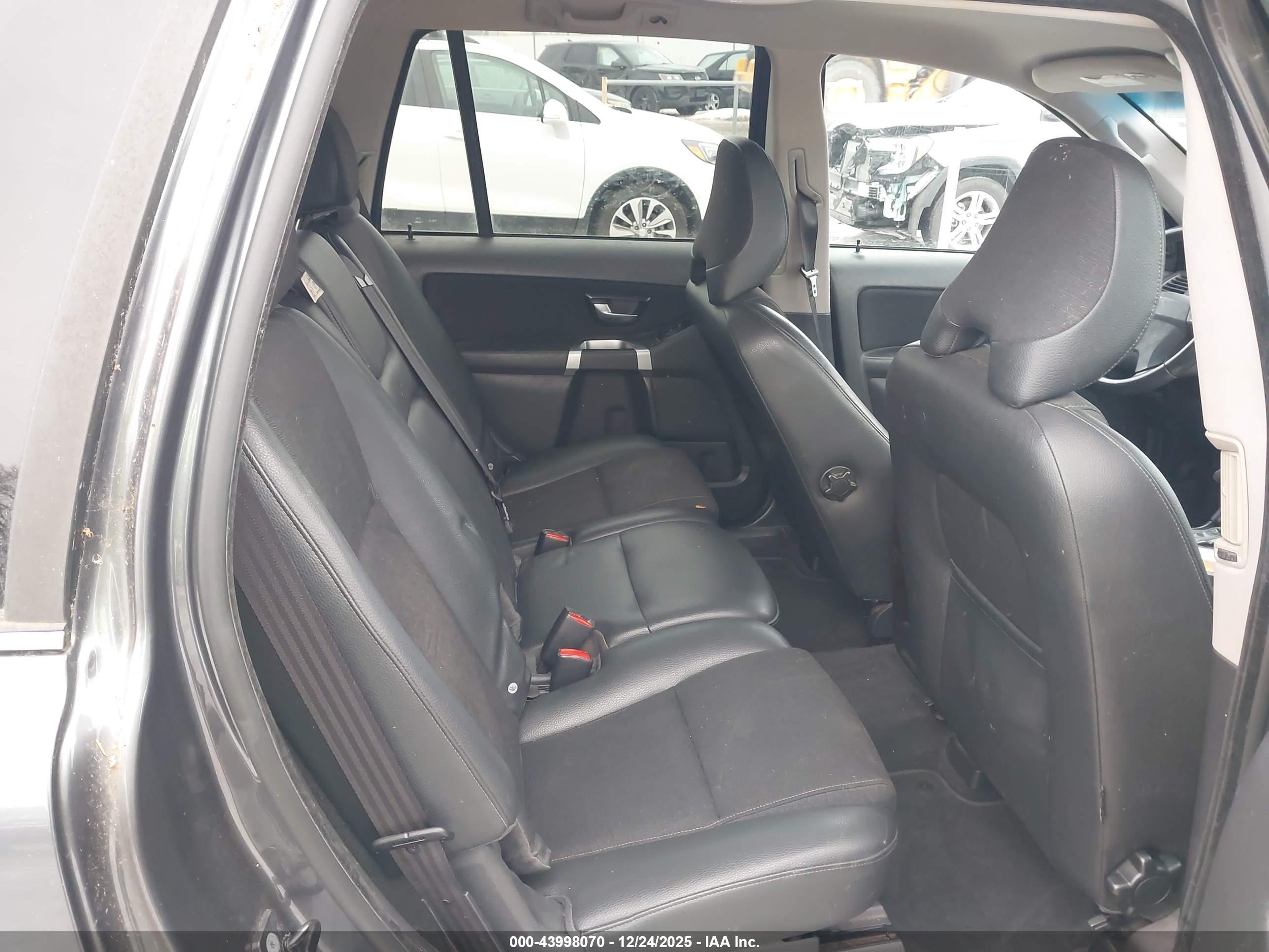 VOLVO XC90 image 8