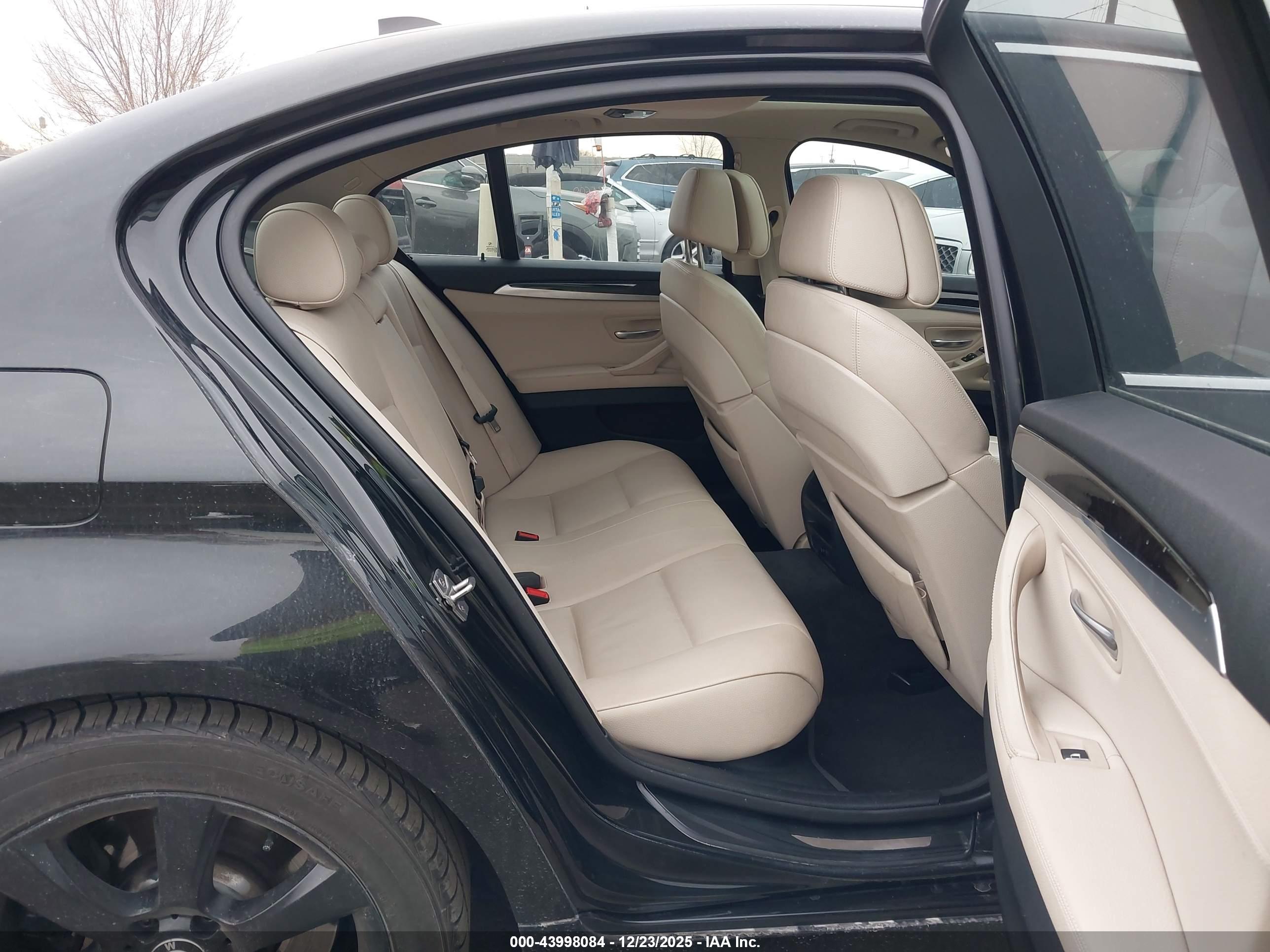 BMW 550I image 8