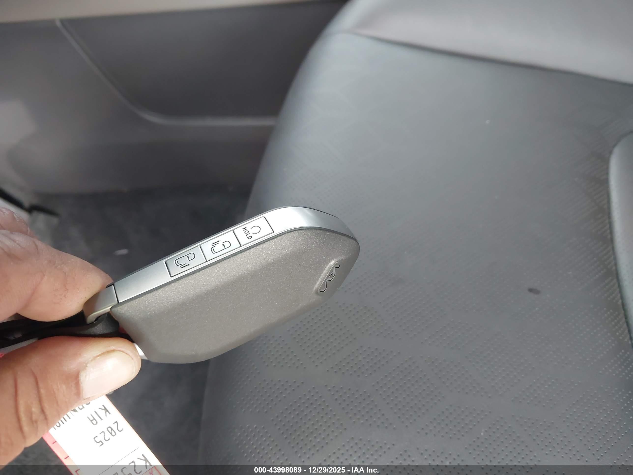 KIA CARNIVAL image 11