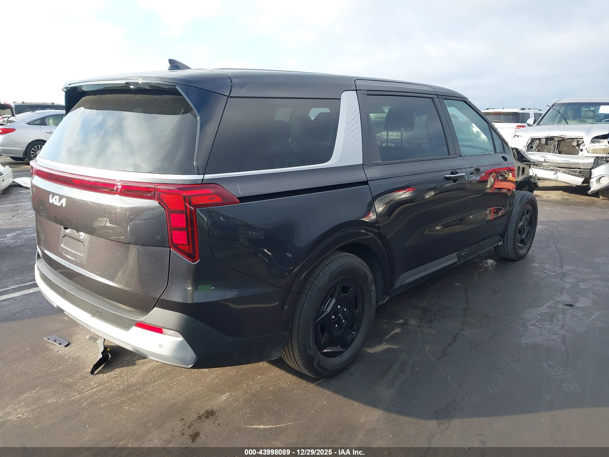 KIA CARNIVAL image 4