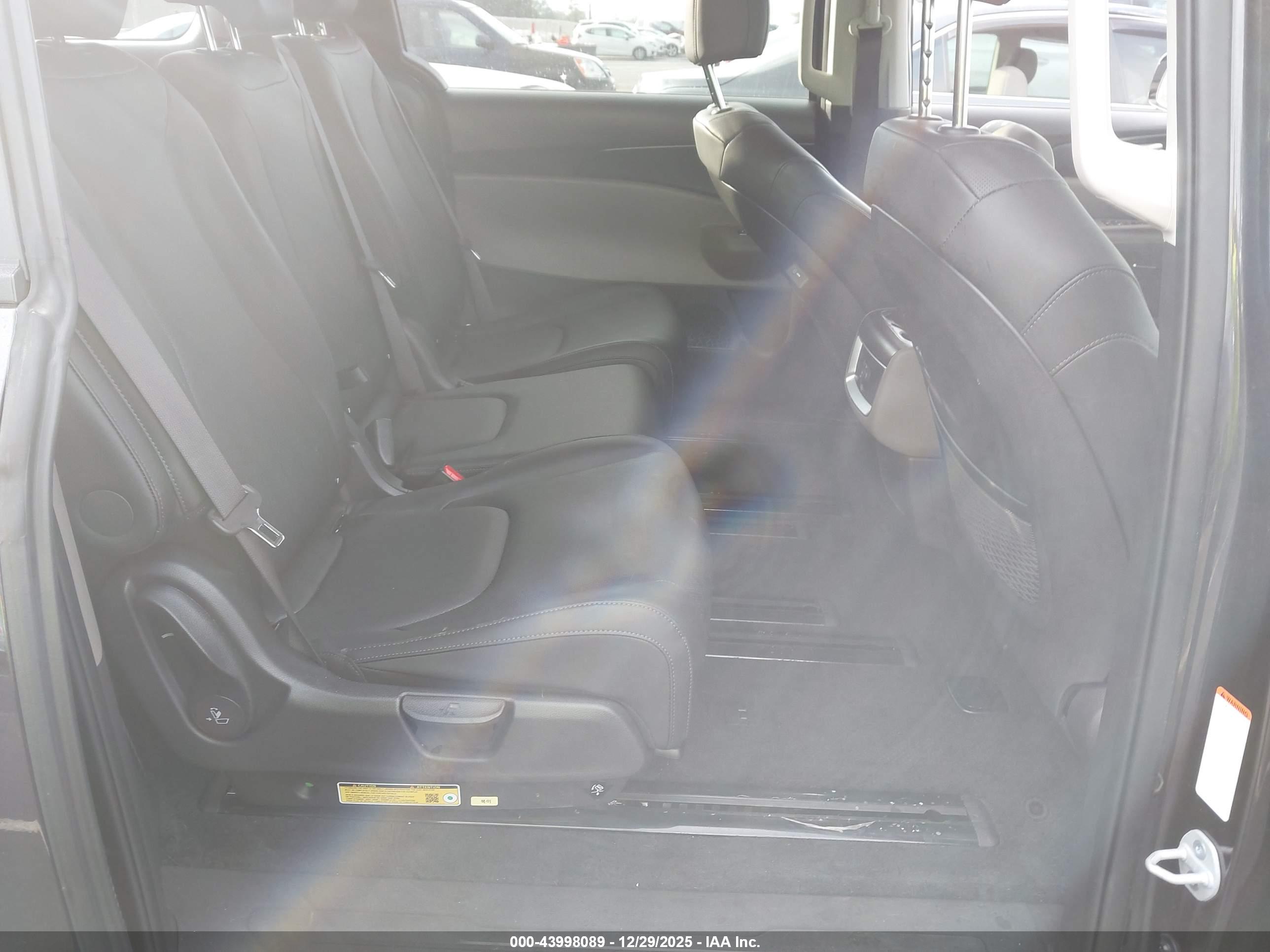 KIA CARNIVAL image 8