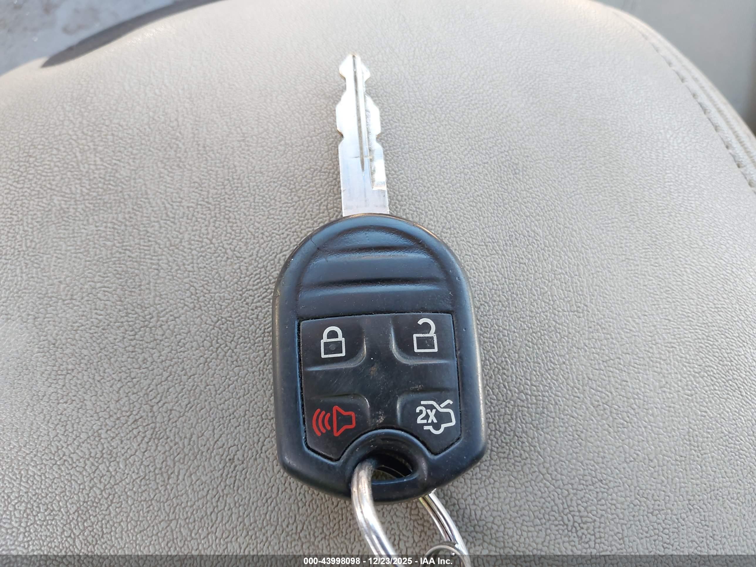 FORD TAURUS image 11