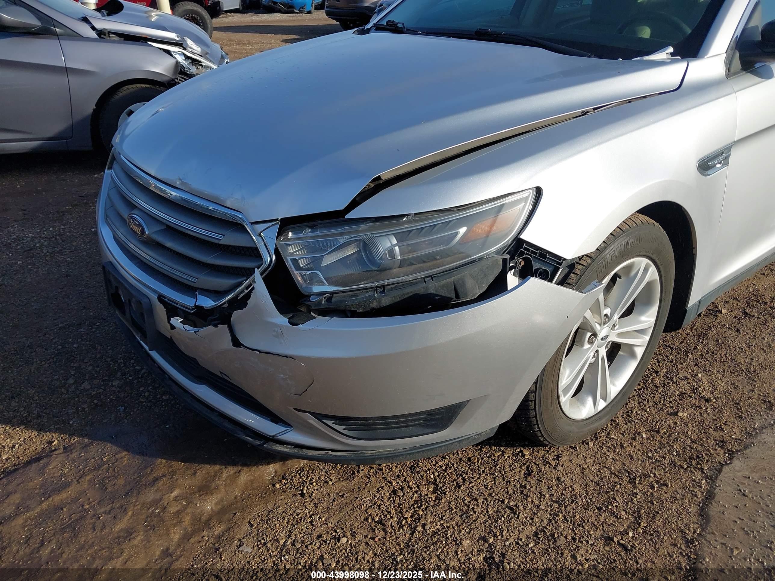 FORD TAURUS image 6