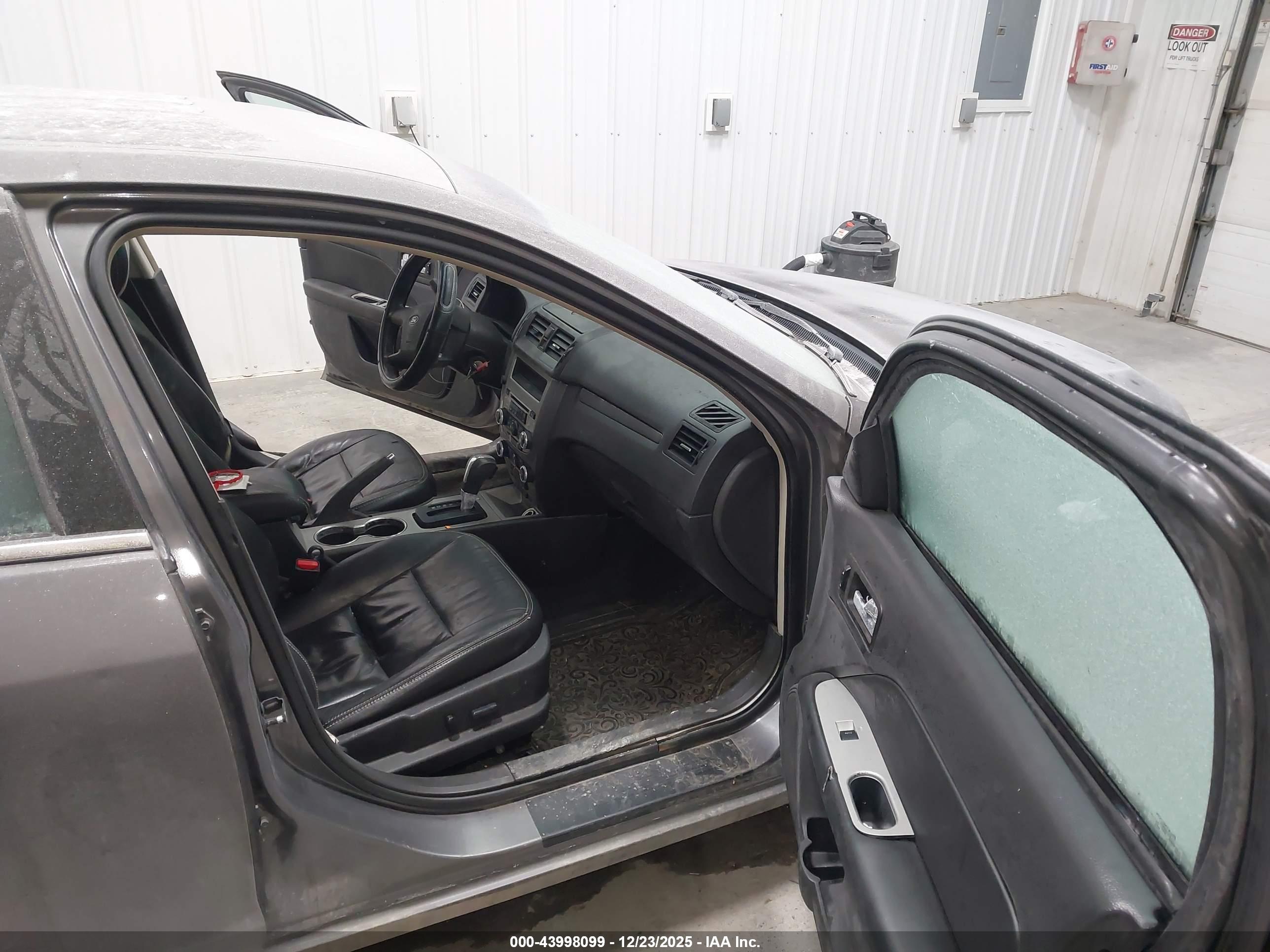 FORD FUSION image 5