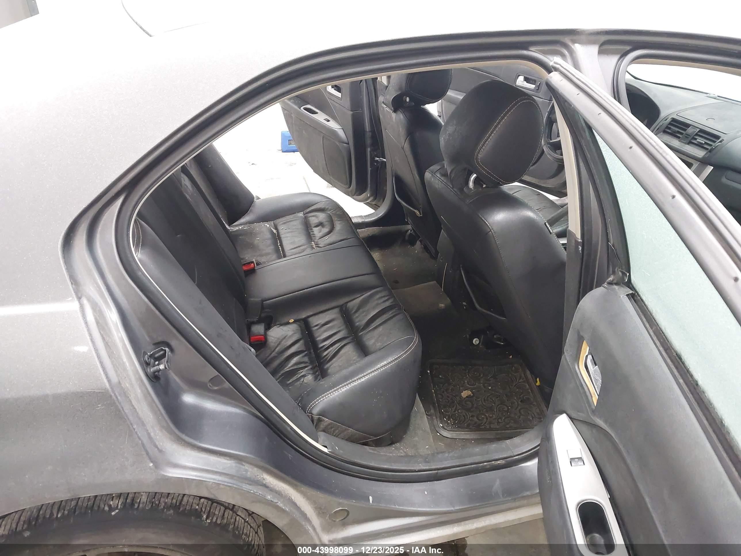 FORD FUSION image 8